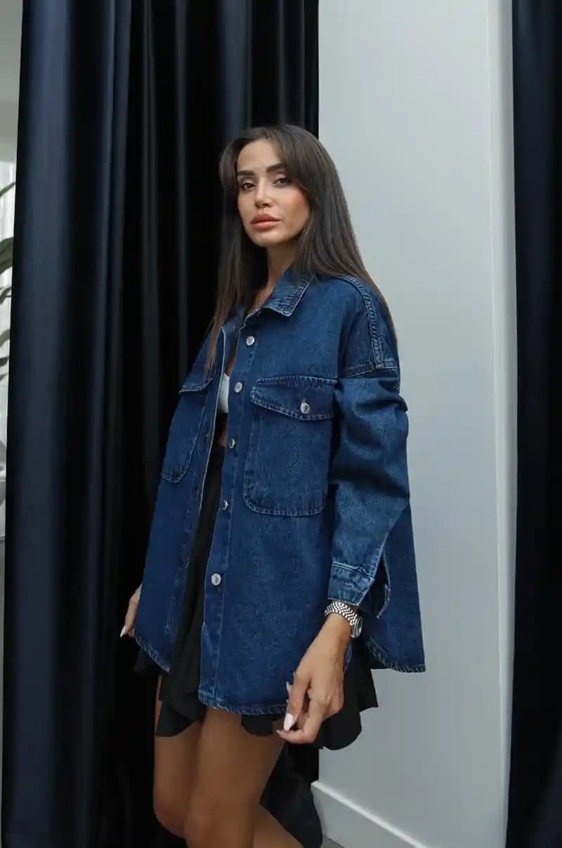 Koyu Mavi Kot Ceketler Moda Dünyasında Zamansız ve Şık Bir Tercihtir