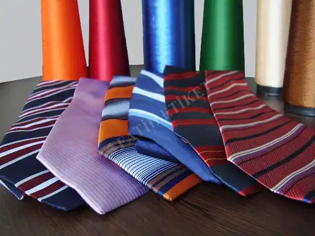 Kravat Kumaşı Seçimi ve Moda Trendleri: Şıklık ve Konforun Anahtarı