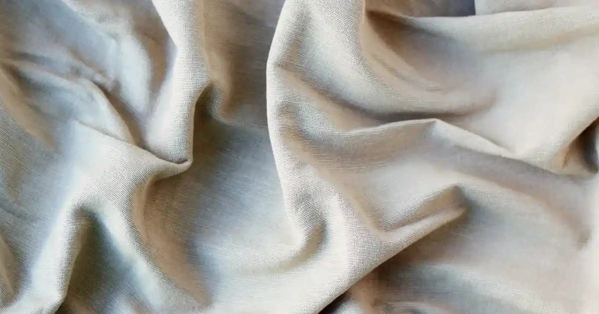 Kravatlık Nedir? Giyimde Şıklık ve Zarafetin Detaylardaki Rolü