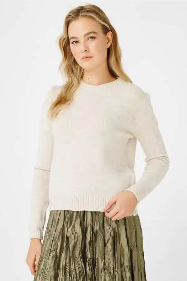 Krem Kazaklar: Moda Dünyasında Zamansız Şıklığın Simgesi ve Stil Önerileri