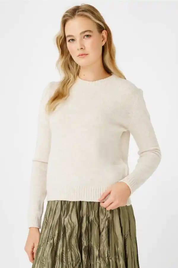 Krem Kazaklar: Moda Dünyasında Zamansız Şıklığın Simgesi ve Stil Önerileri