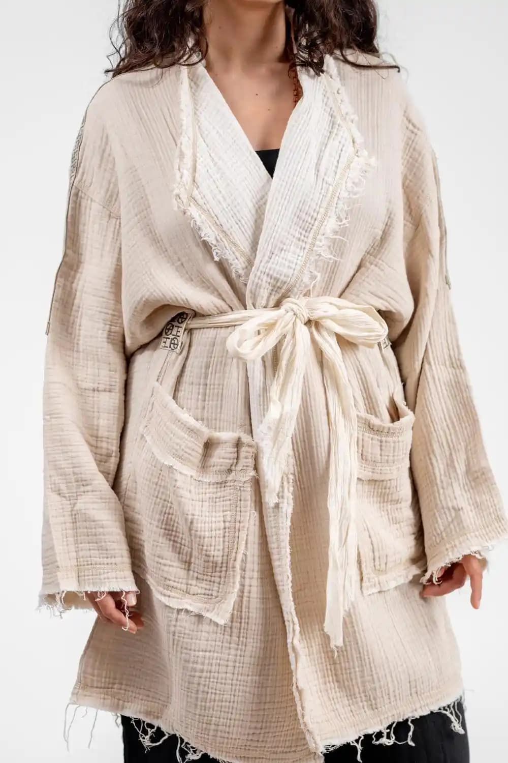 Krem Kimono: Moda Dünyasında Zamansız Şıklığın ve Çok Yönlülüğün Simgesi