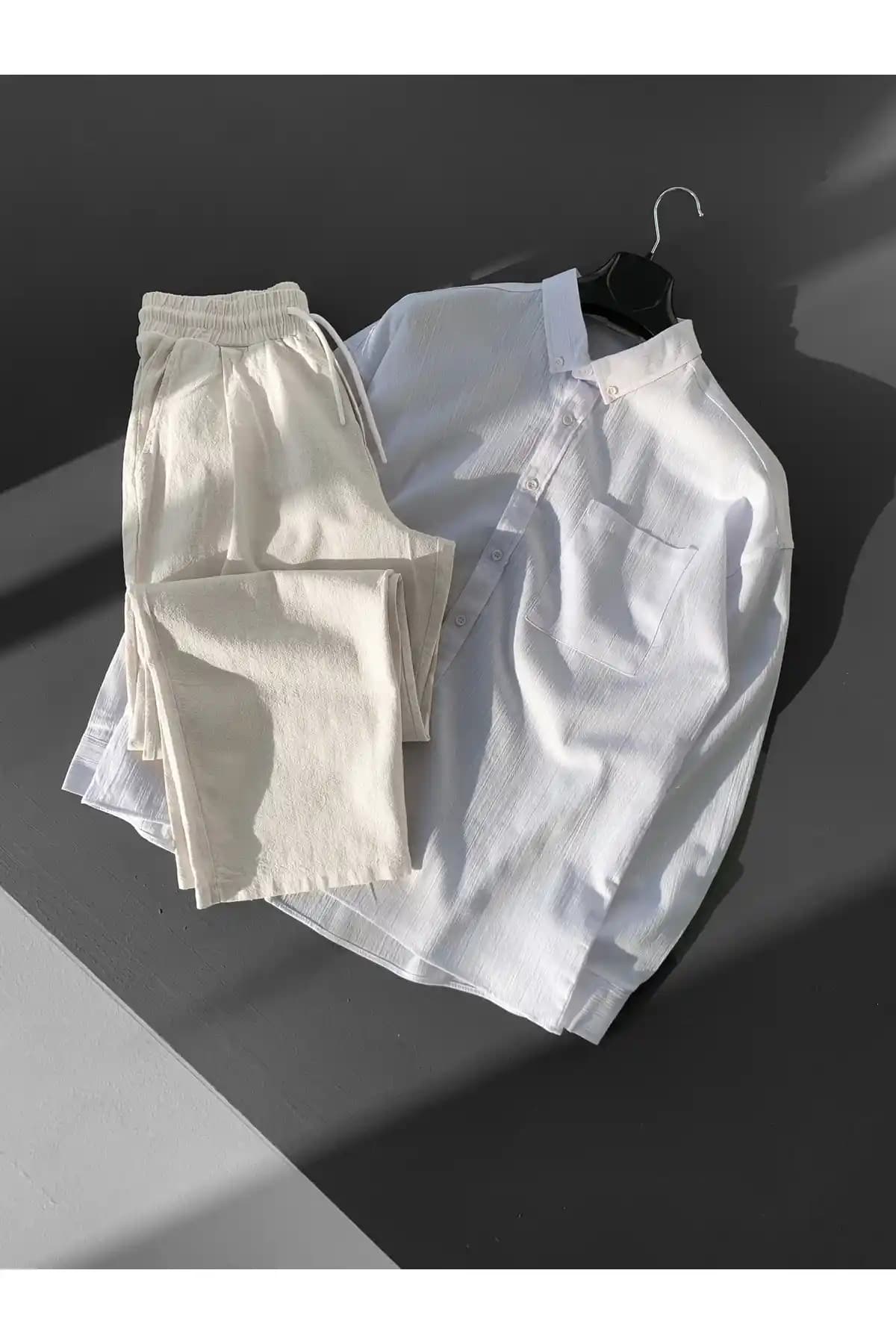 Krem Pantolon ve Beyaz Gömlek Kombini: Zamansız ve Şık Moda Tercihleri