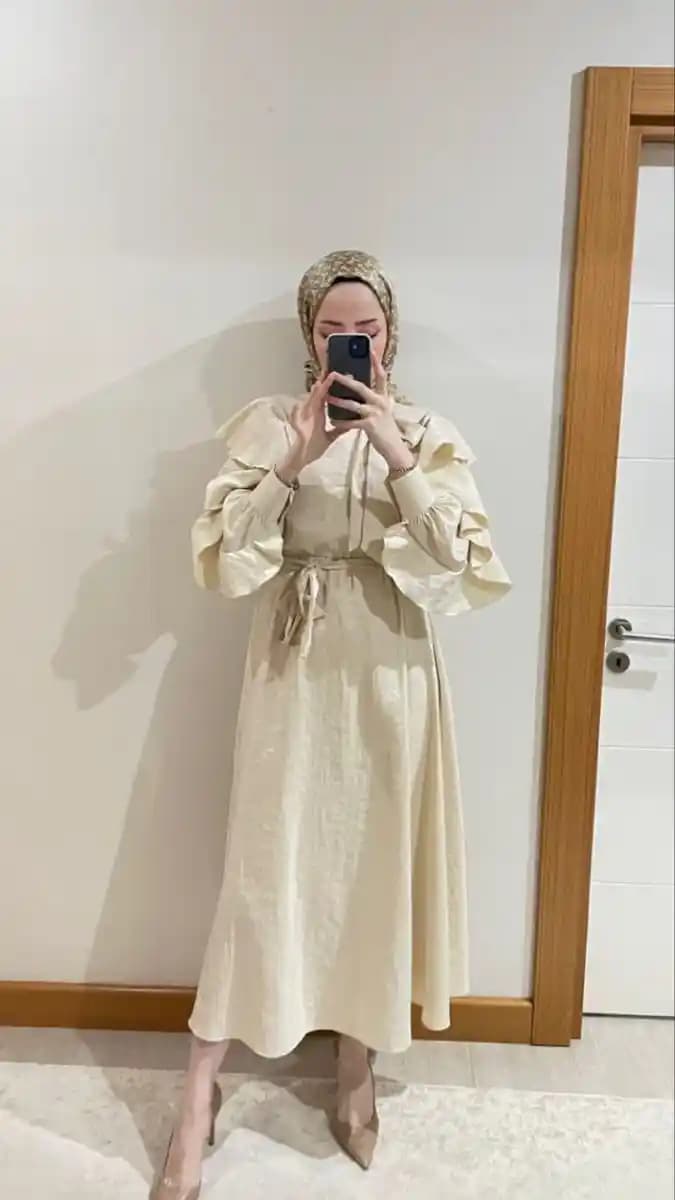 Krem Rengi Elbise Kombinleri ve Moda Trendleri: Şıklık ve Zarafetin Anahtarı
