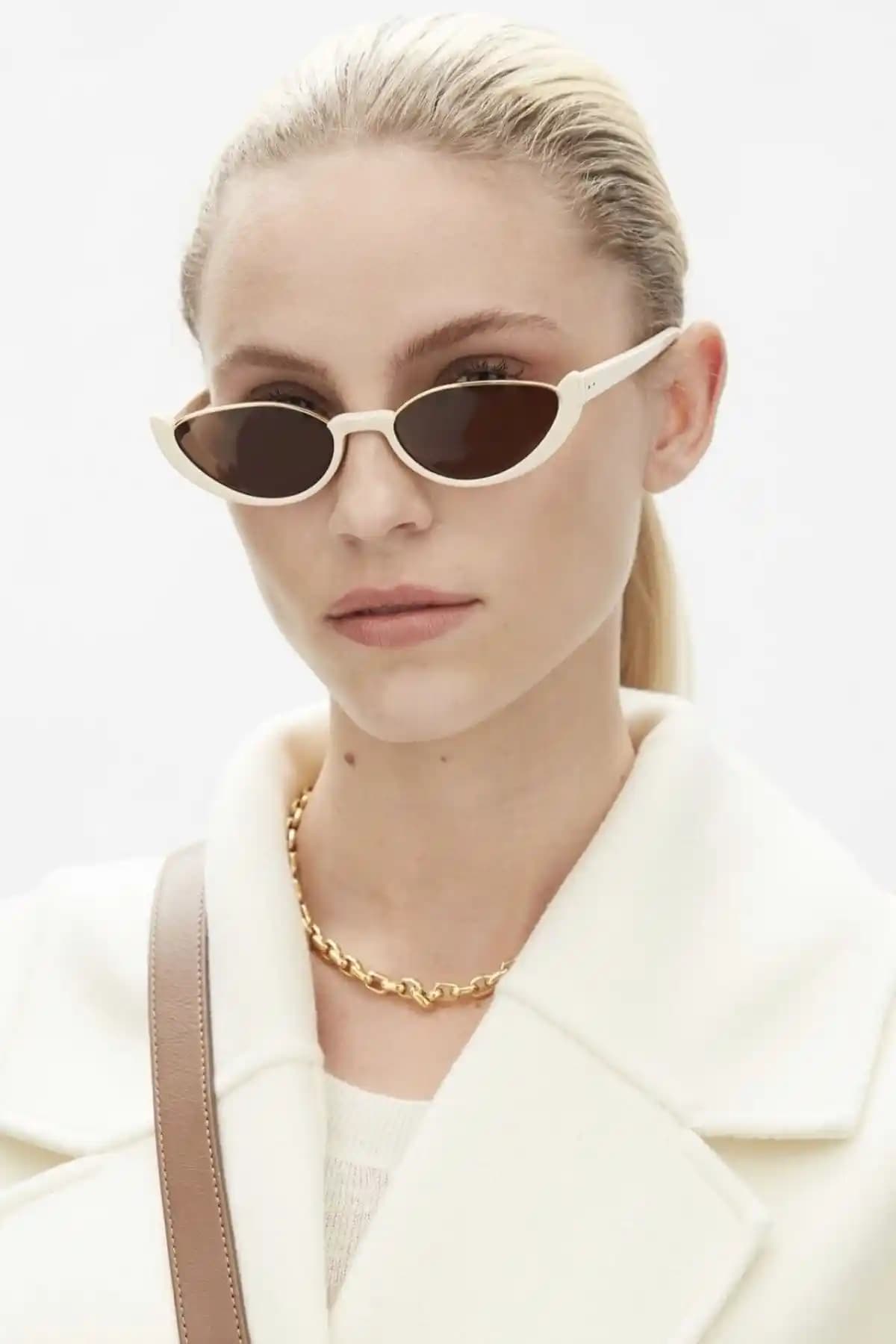 Krem Rengi Güneş Gözlükleri: Moda ve Göz Sağlığı İçin Uygun Seçenekler