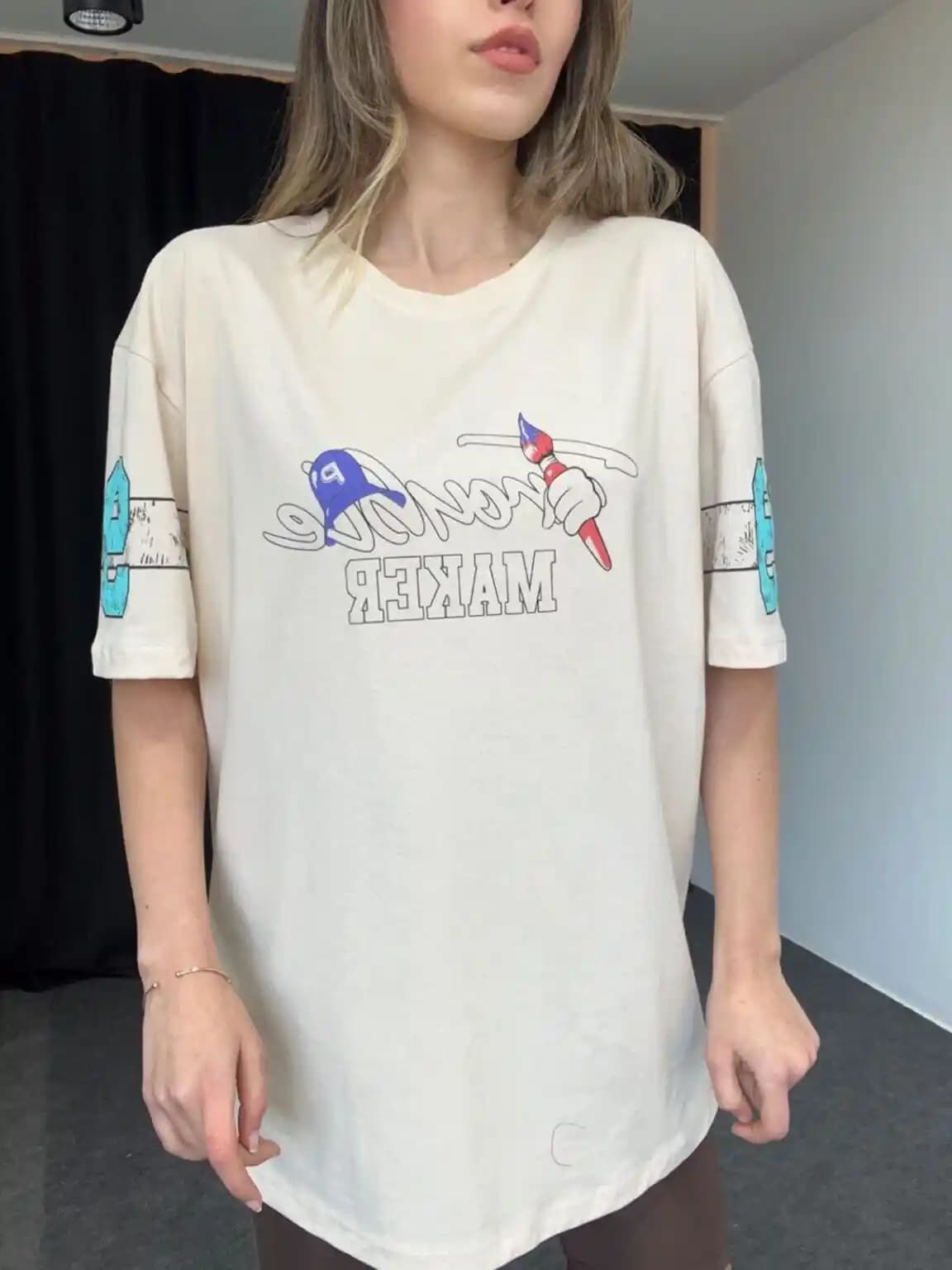 Krem Rengi Oversize Tişörtler: Rahatlık ve Şıklığın Modern Buluşması