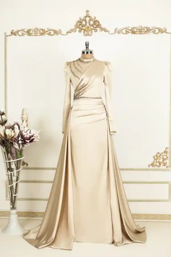 Krem Rengi Söz Elbisesiyle Zarafet ve Şıklığın Modern Yansıması