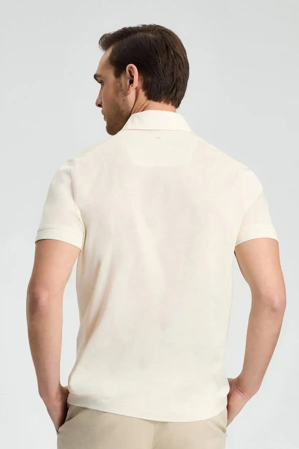 Krem Rengi T-shirt Modasında Güncel Trendler ve Şık Kombinasyonlar