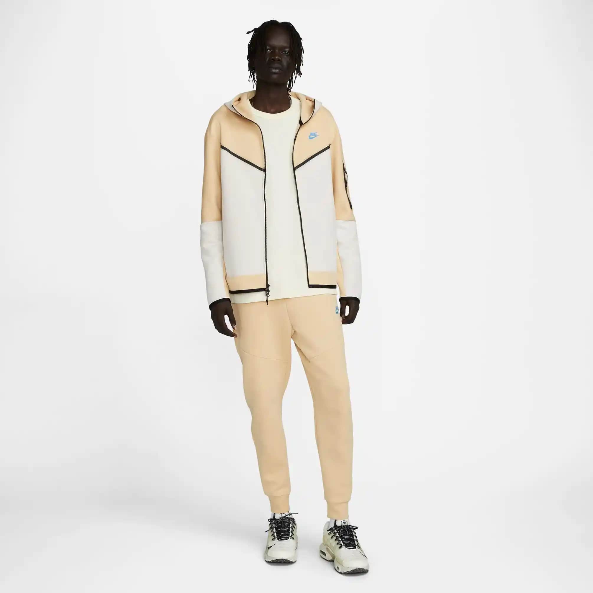 Krem Tech Fleece: Günlük Şıklık ve Fonksiyonellik Sunan Modern Spor Giyim Parçası