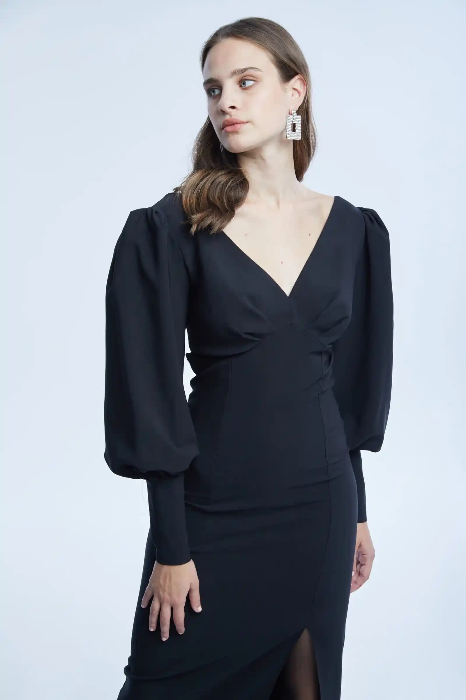 Krep Elbiseler: Moda Dünyasında Zarafetin ve Rahatlığın Buluşma Noktası