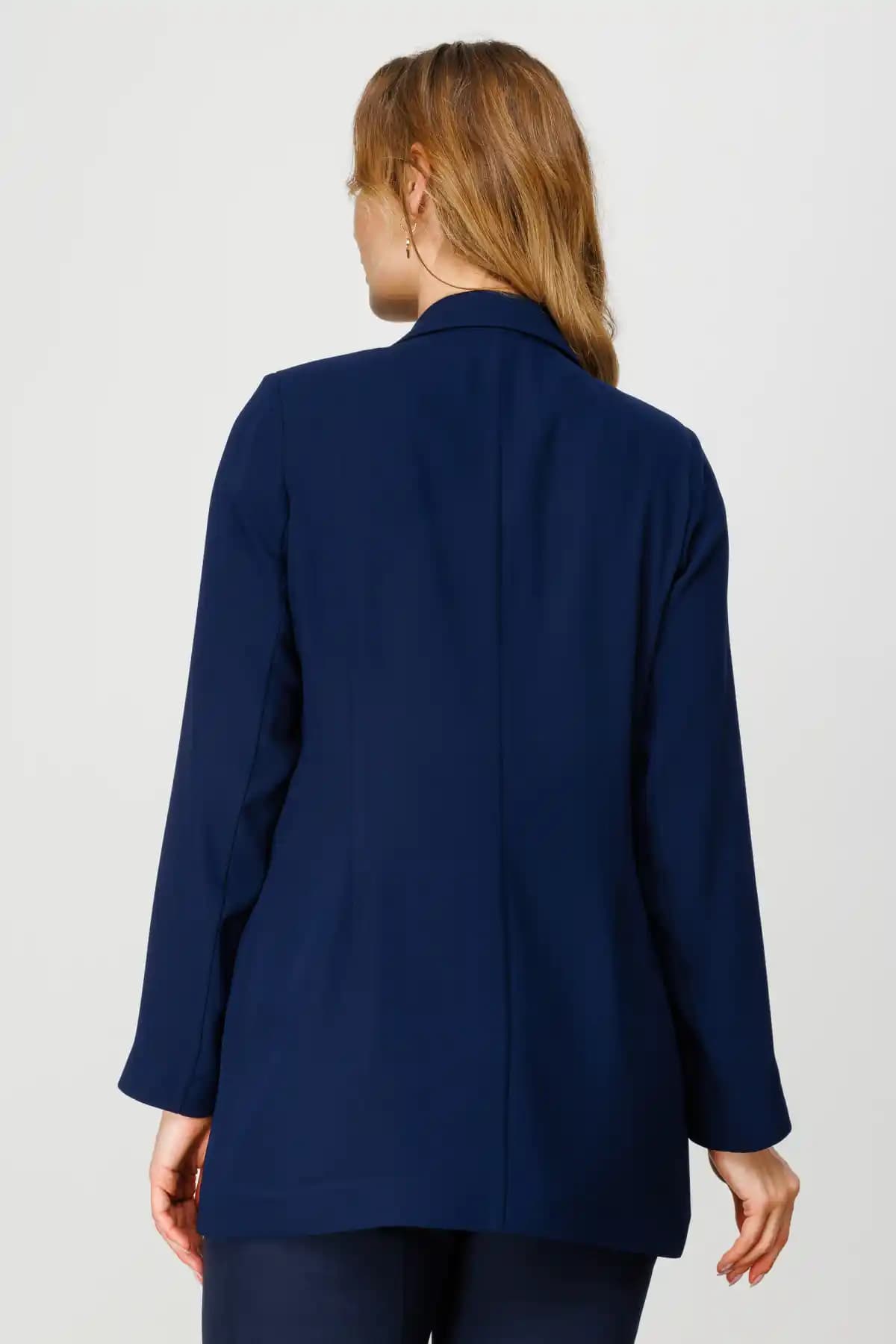 Krep Kumaş Ceketler: Şıklık ve Konforu Bir Arada Sunan Moda Parçası