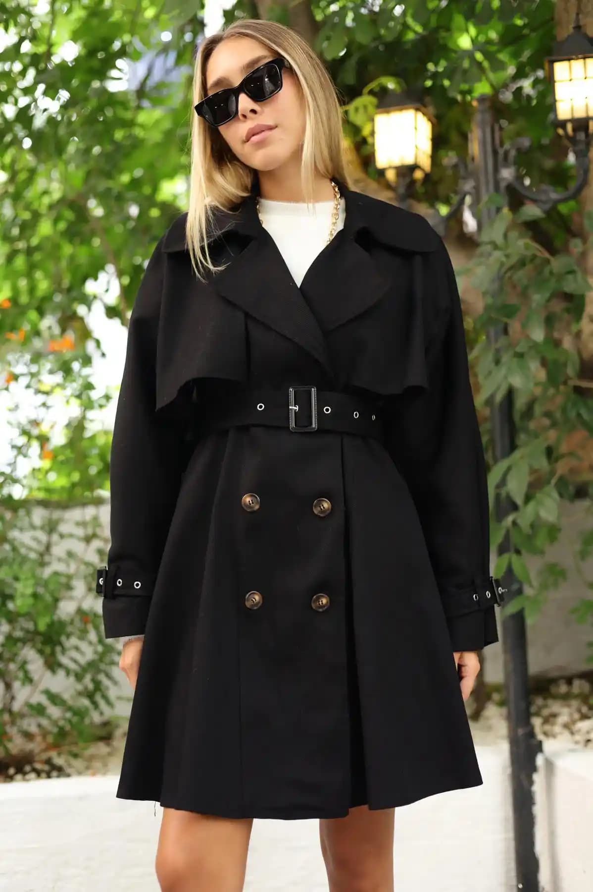 Kruvaze Trençkot: Zamansız Şıklık ve Fonksiyonelliğin Moda Dünyasındaki Yeri