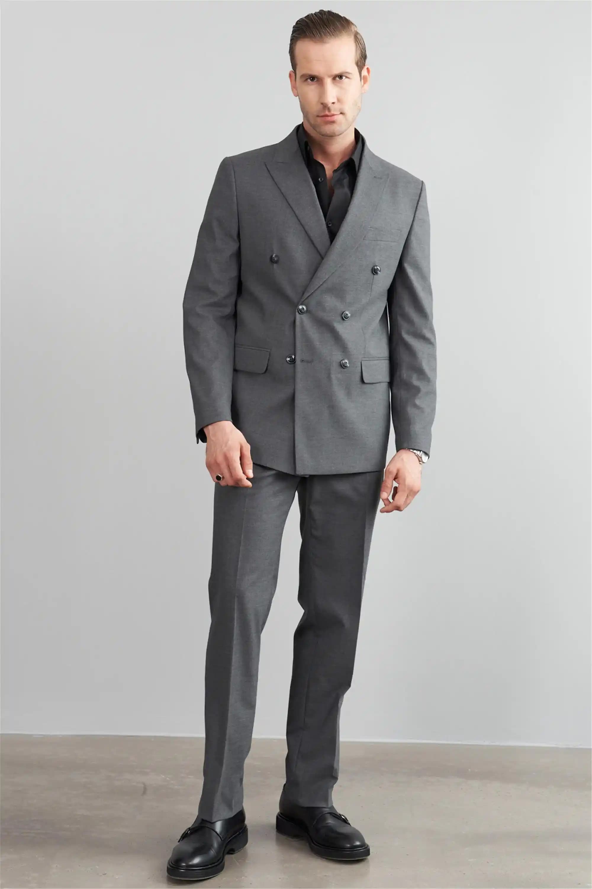 Kruvaze Yaka Takım Elbise: Modern ve Klasik Stil Uyumu İçin En İyi Seçenekler