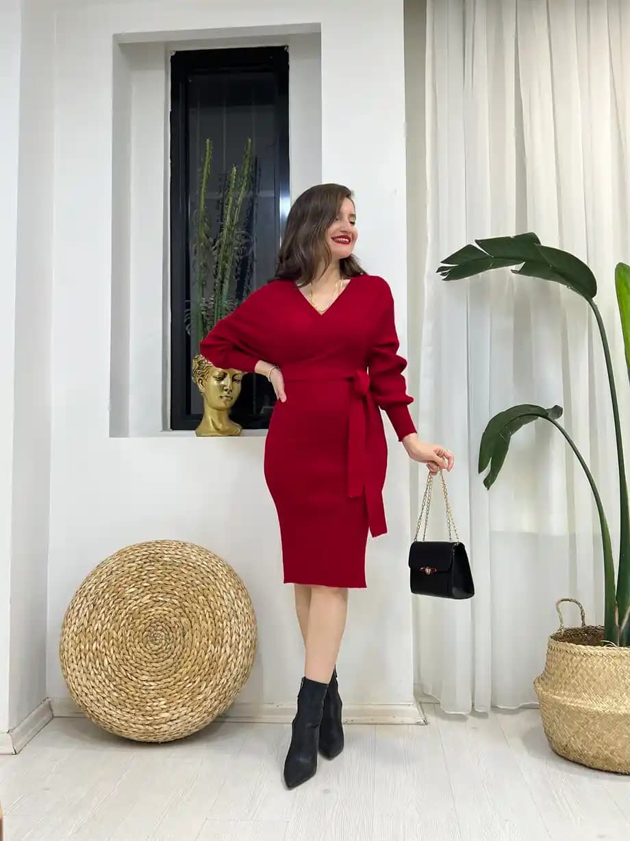 Kruvaze Yaka Triko Elbise: Şıklık ve Konforu Bir Arada Sunan Moda Seçeneği