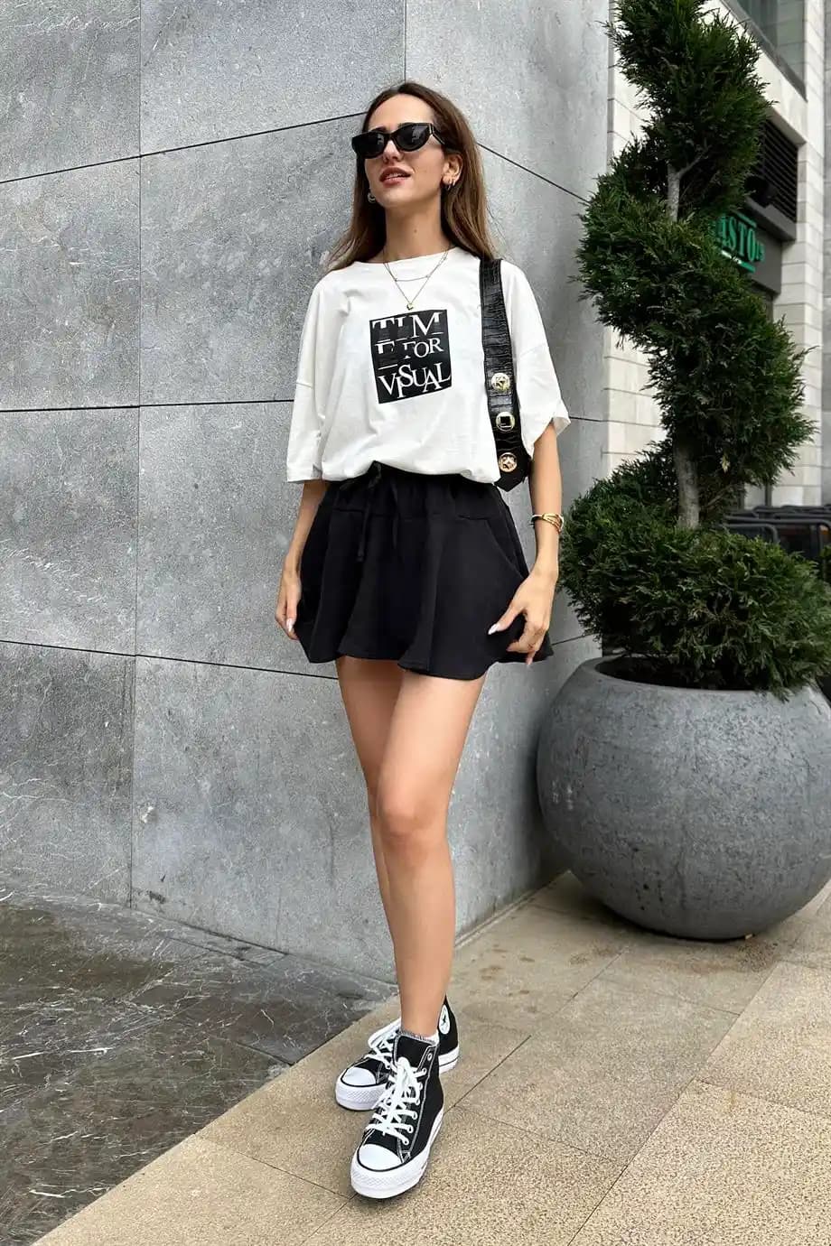 Kumaş Şort Kombinleri: Yaz ve Her Mevsim Şıklık İçin Stil İpuçları ve Trendler