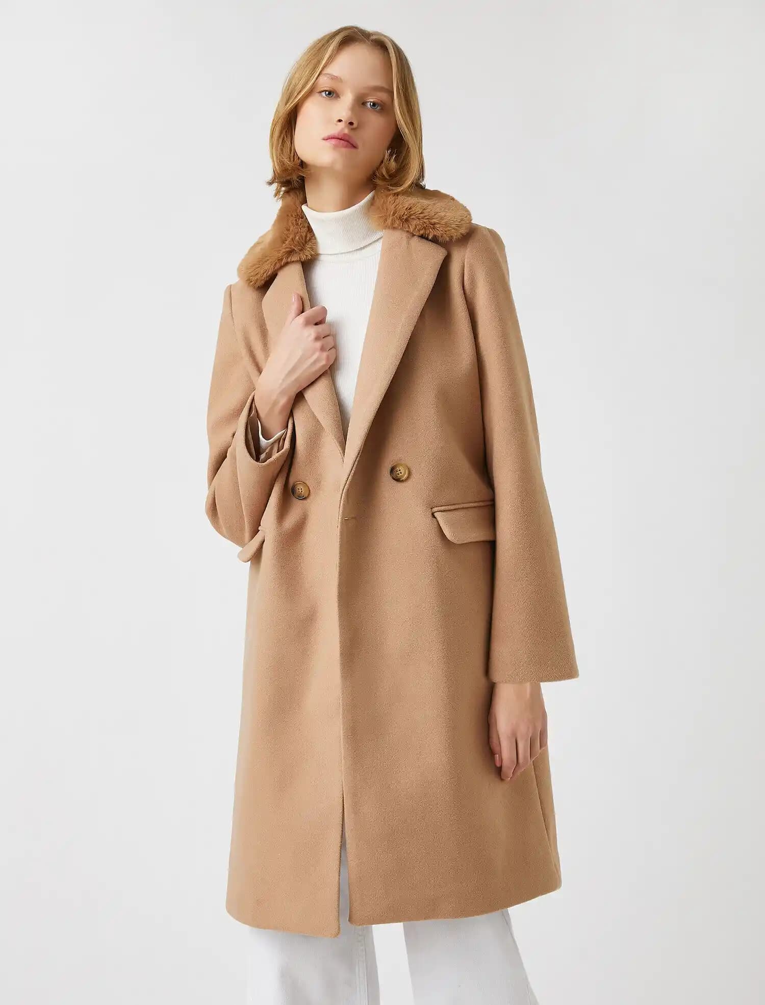 Kürklü Palto Kadın Modasında Şıklık ve Sıcaklığın En İyi Buluşması