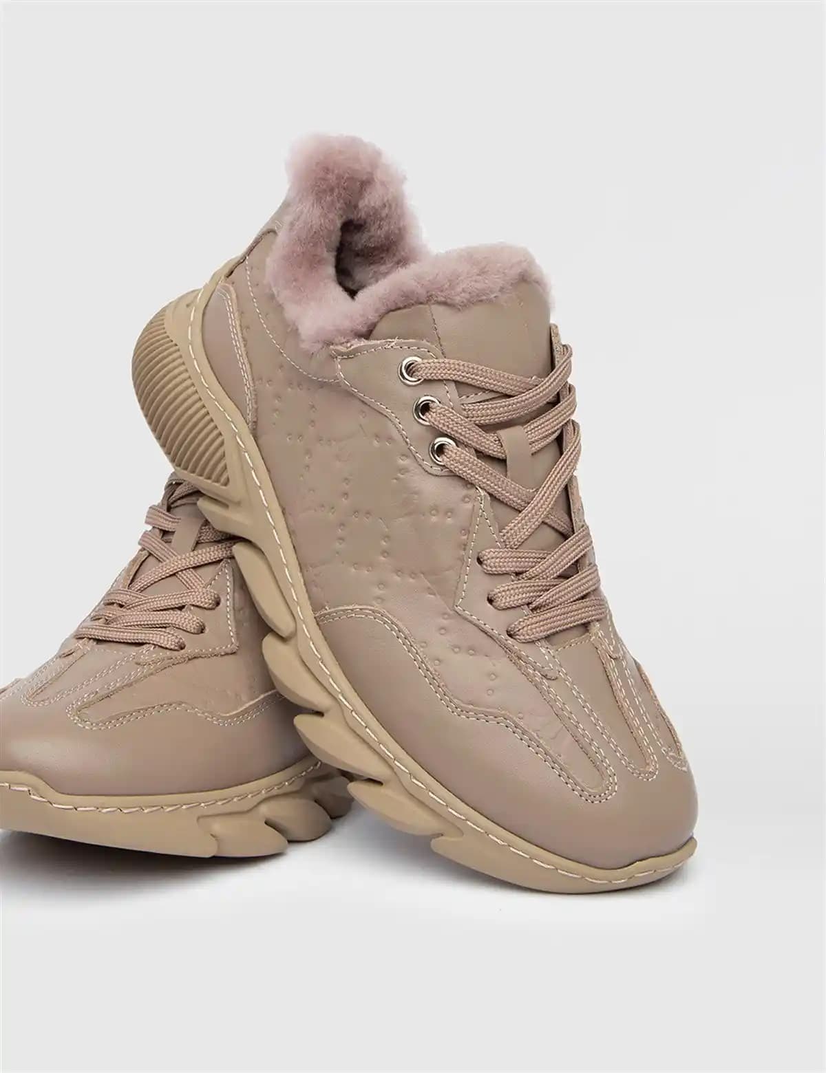 Kürklü Spor Ayakkabılar: Şıklık ve Konforun Modern Buluşması