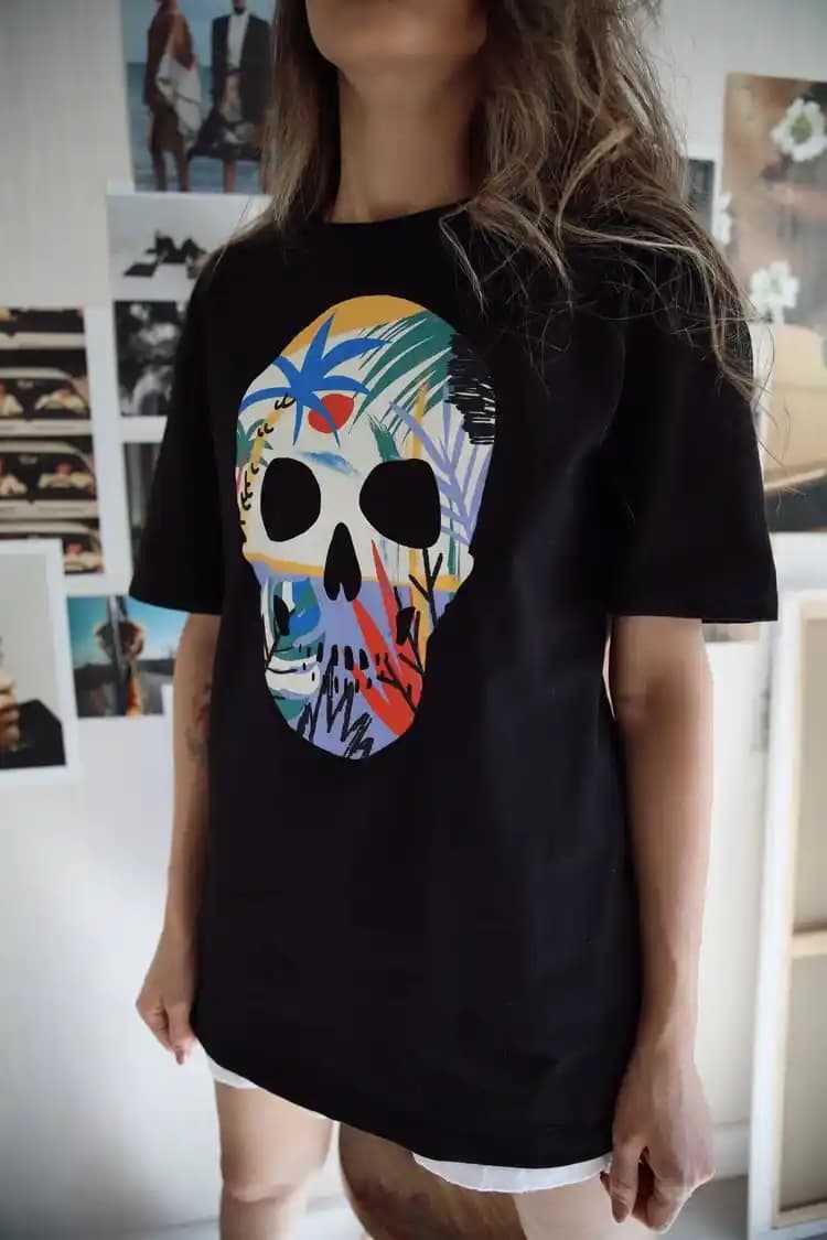 Kuru Kafalı Tişörtler Moda Dünyasında Kendini İfade Etmenin Güçlü Bir Yolu