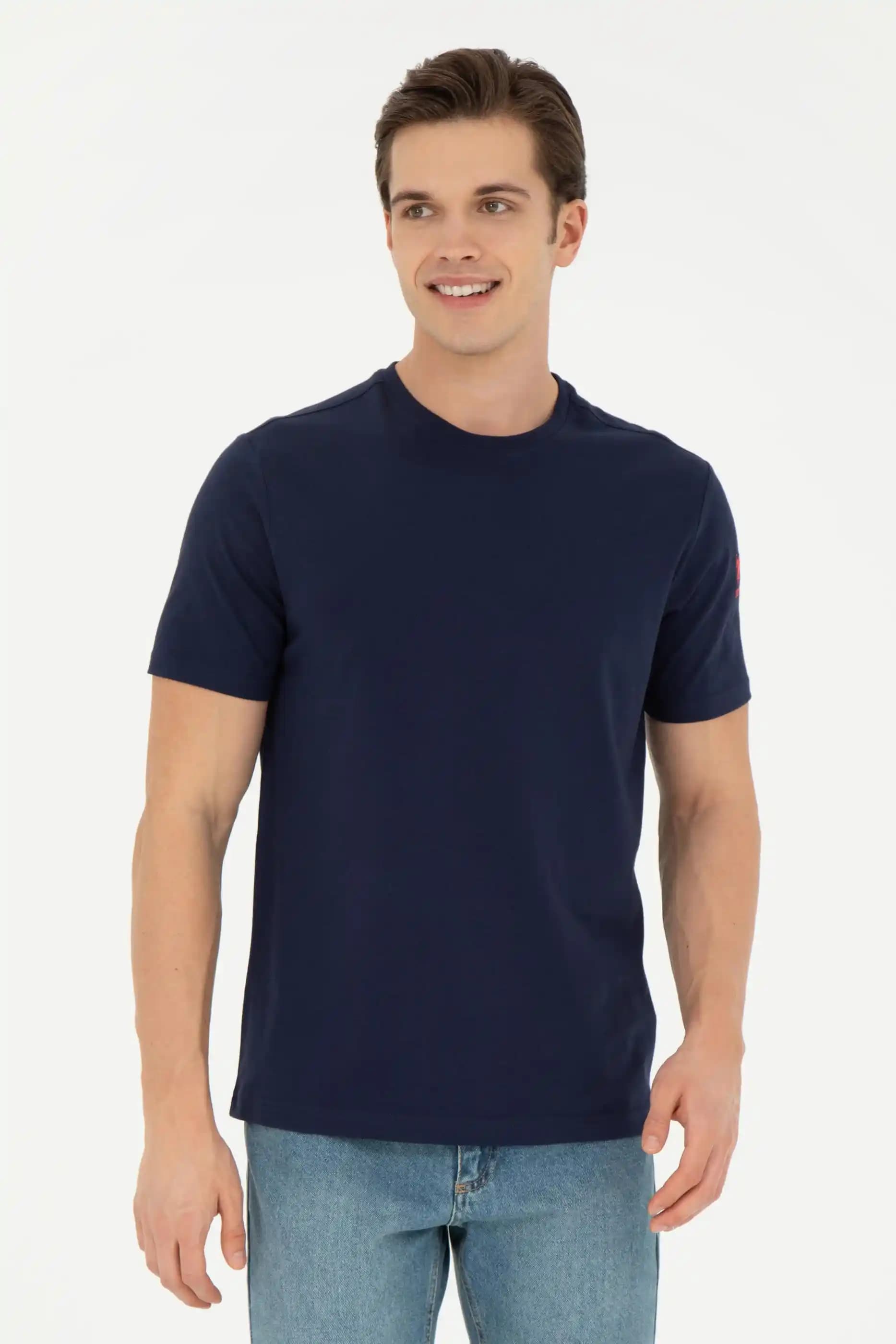 Lacivert Basic Tişört: Zamansız Moda Parçası ve Kombin Önerileri