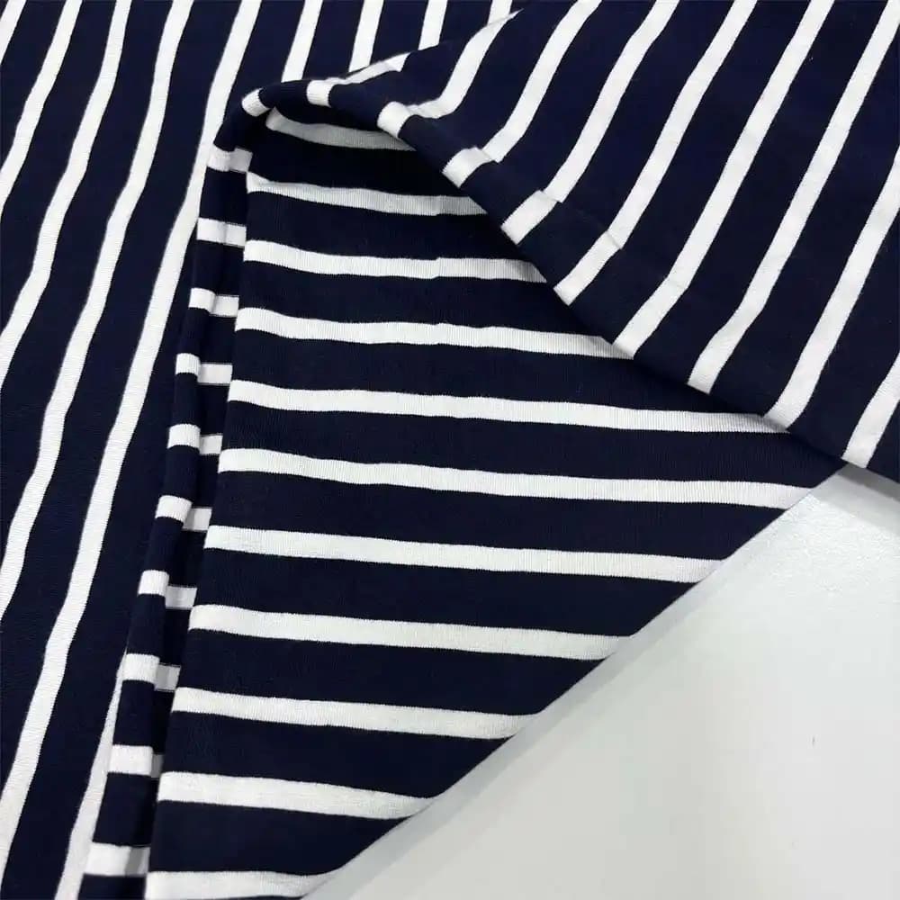 Lacivert Çizgili Kumaş: Modern ve Klasik Tarzları Bir Araya Getiren Zamansız Moda Seçeneği