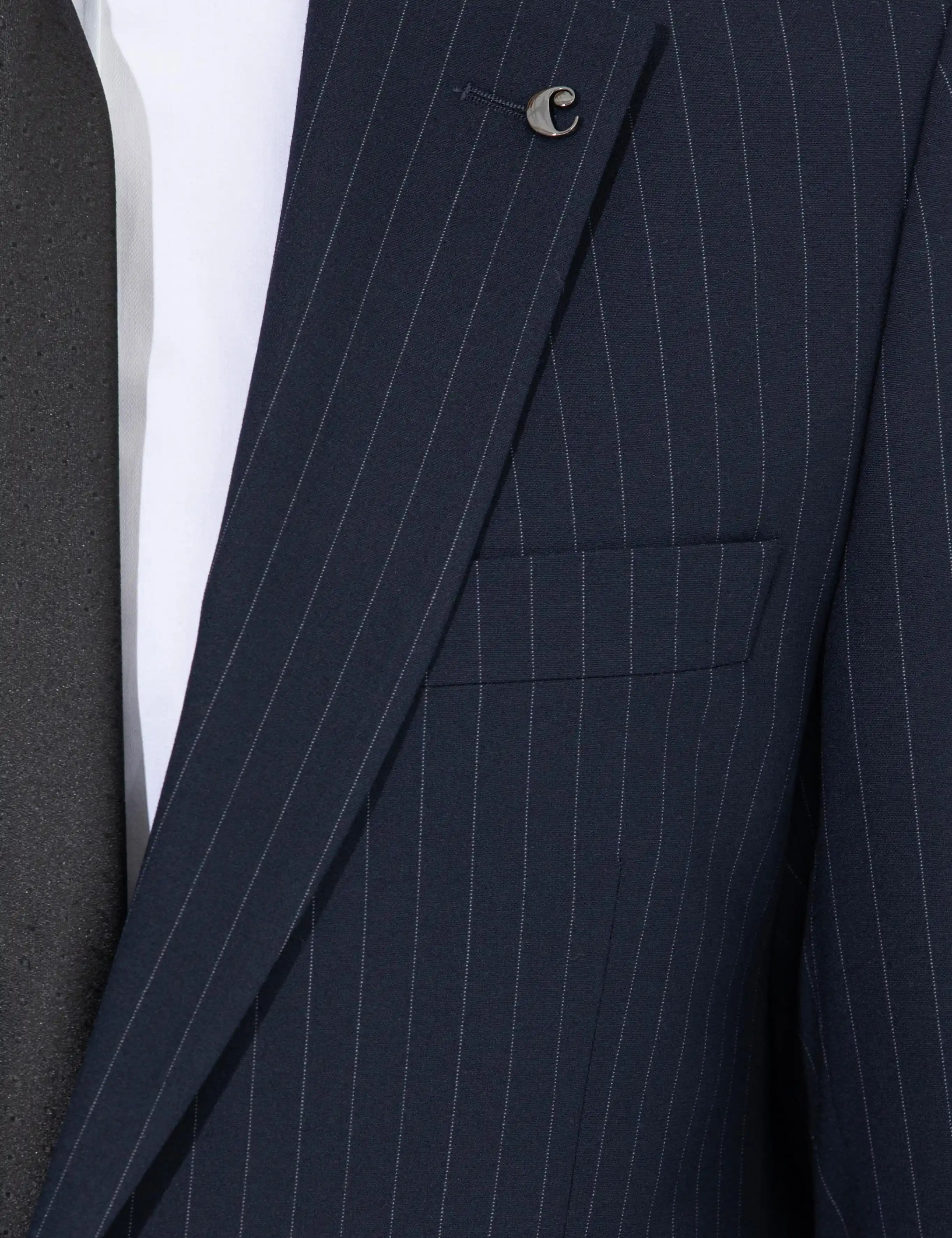 Lacivert Çizgili Takımlar: Klasik ve Modern Tarzların Zamansız Şıklık Simgesi