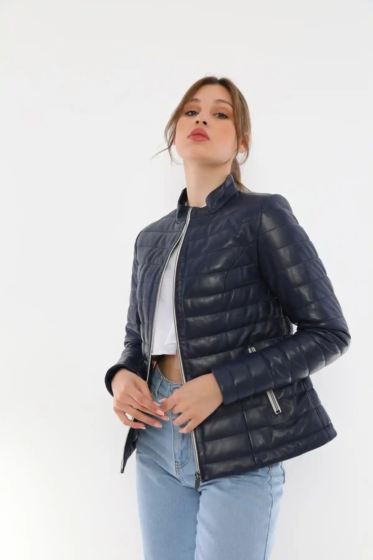 Lacivert Deri Ceket: Moda Dünyasında Zamansız ve Çok Yönlü Bir Stil Seçeneği