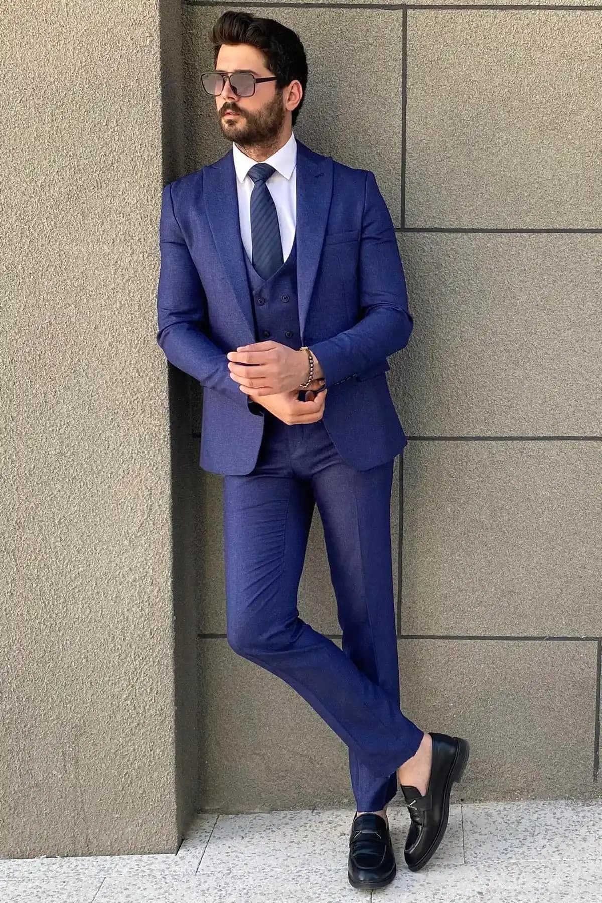 Lacivert Gömlek ve Takım Elbise: Zamansız Şıklık ve Moda Trendleri Analizi