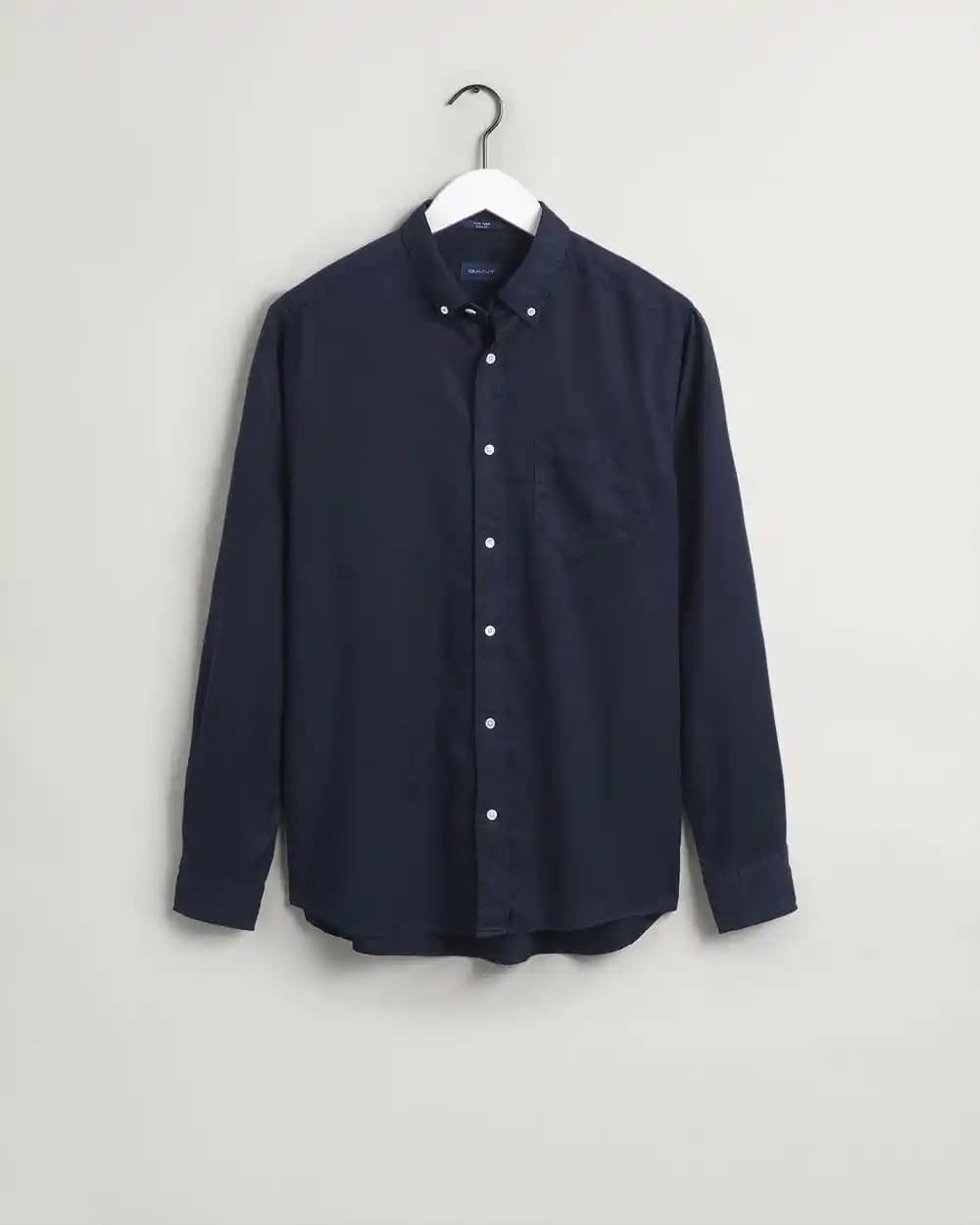 Lacivert Gömlekler: Zamansız Şıklık ve Moda Trendlerinin En Güçlü Parçası