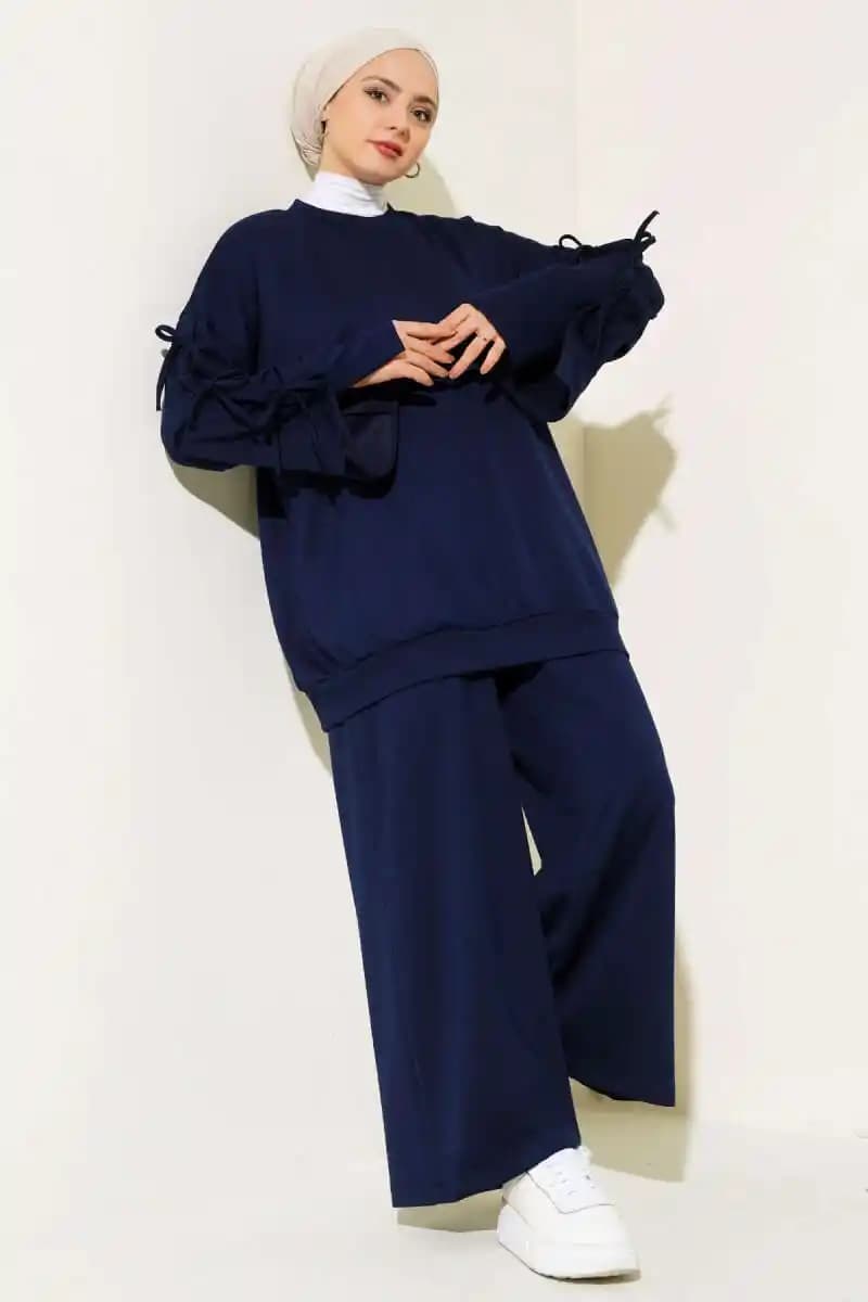 Lacivert İkili Takım: Moda Dünyasında Zarafetin ve Çok Yönlülüğün Temsilcisi