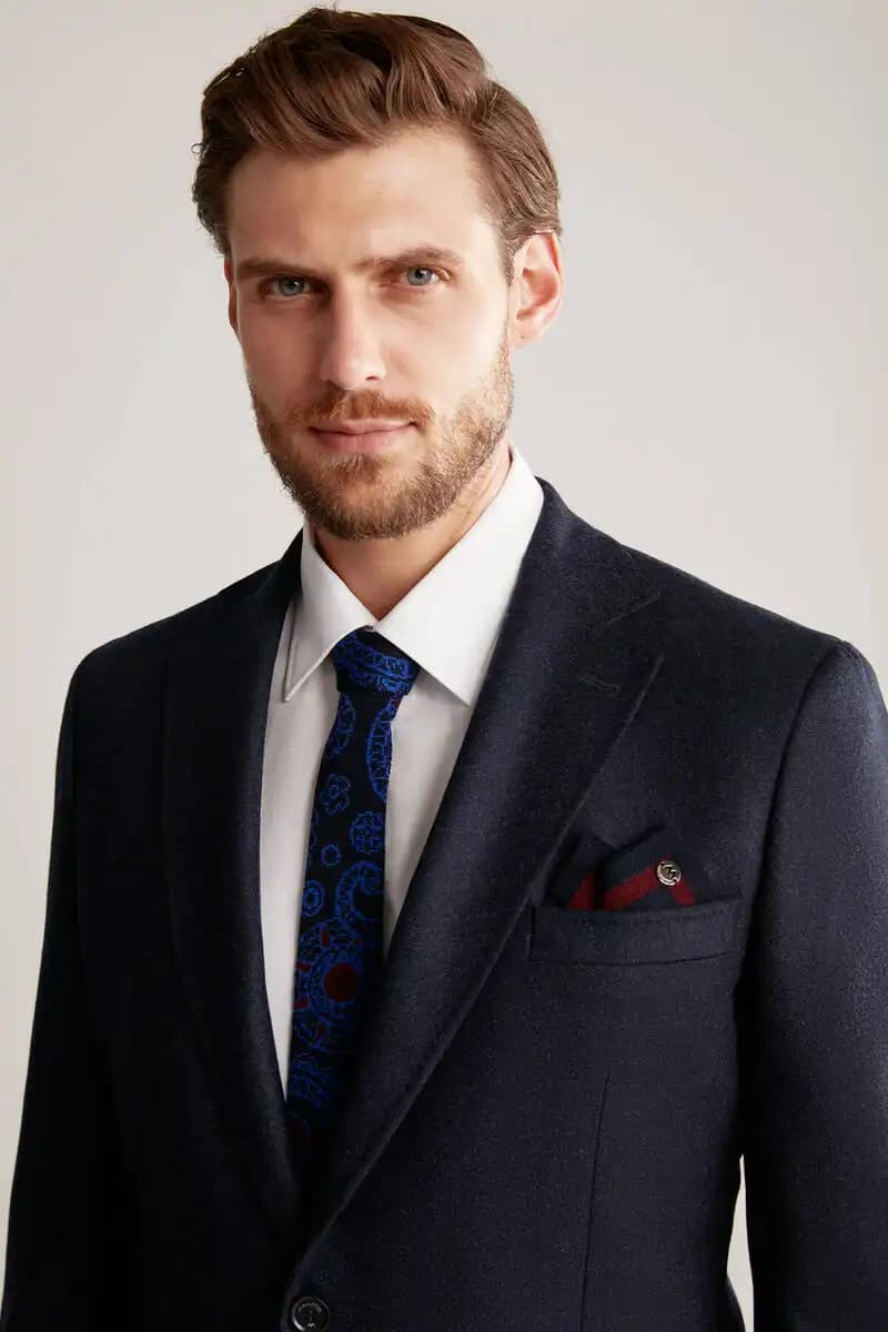 Lacivert Kravat Kombinleri ve Moda Trendleri: Şıklık ve Zarafetin Anahtarı