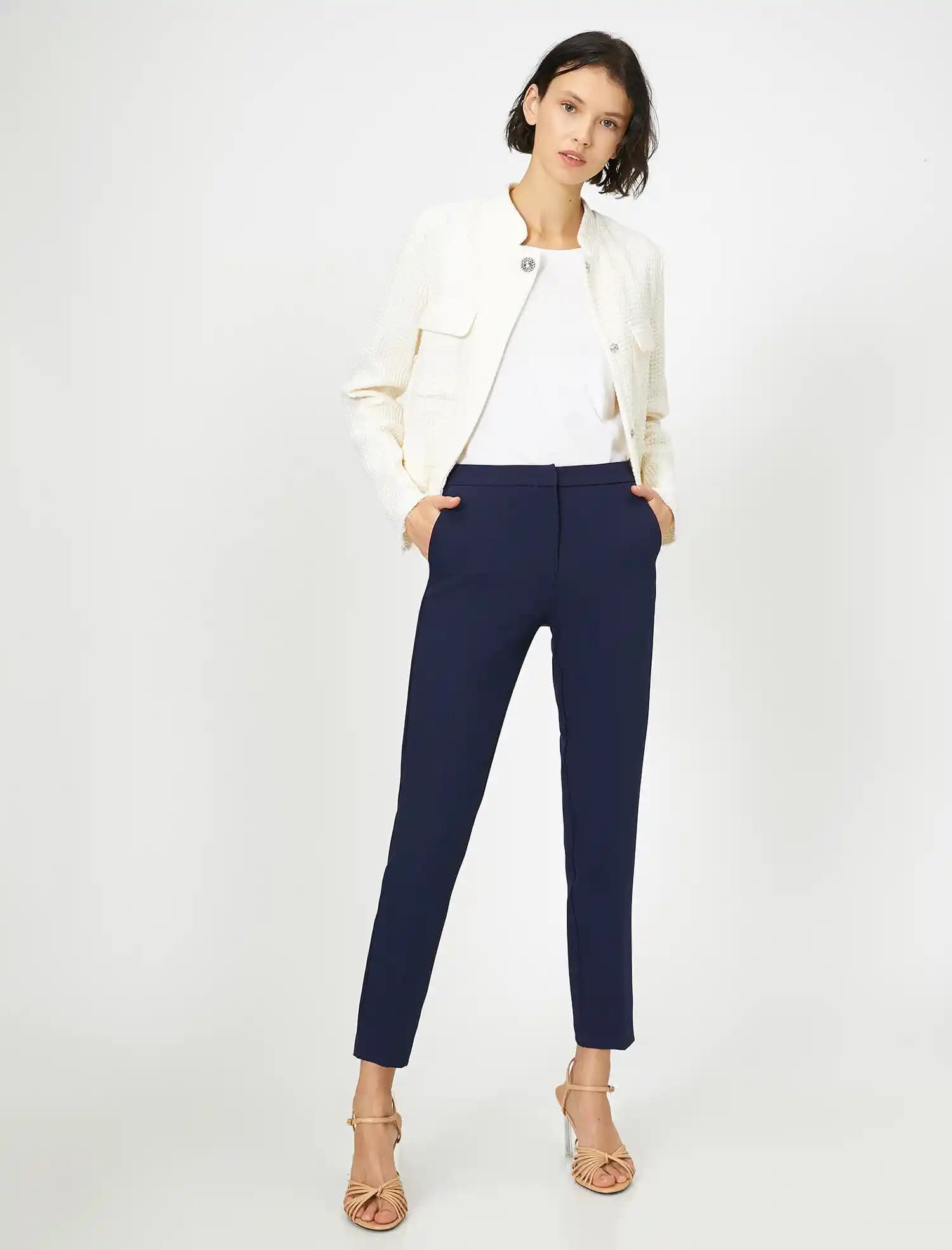 Lacivert Pantolon: Zamansız ve Çok Yönlü Moda Parçası