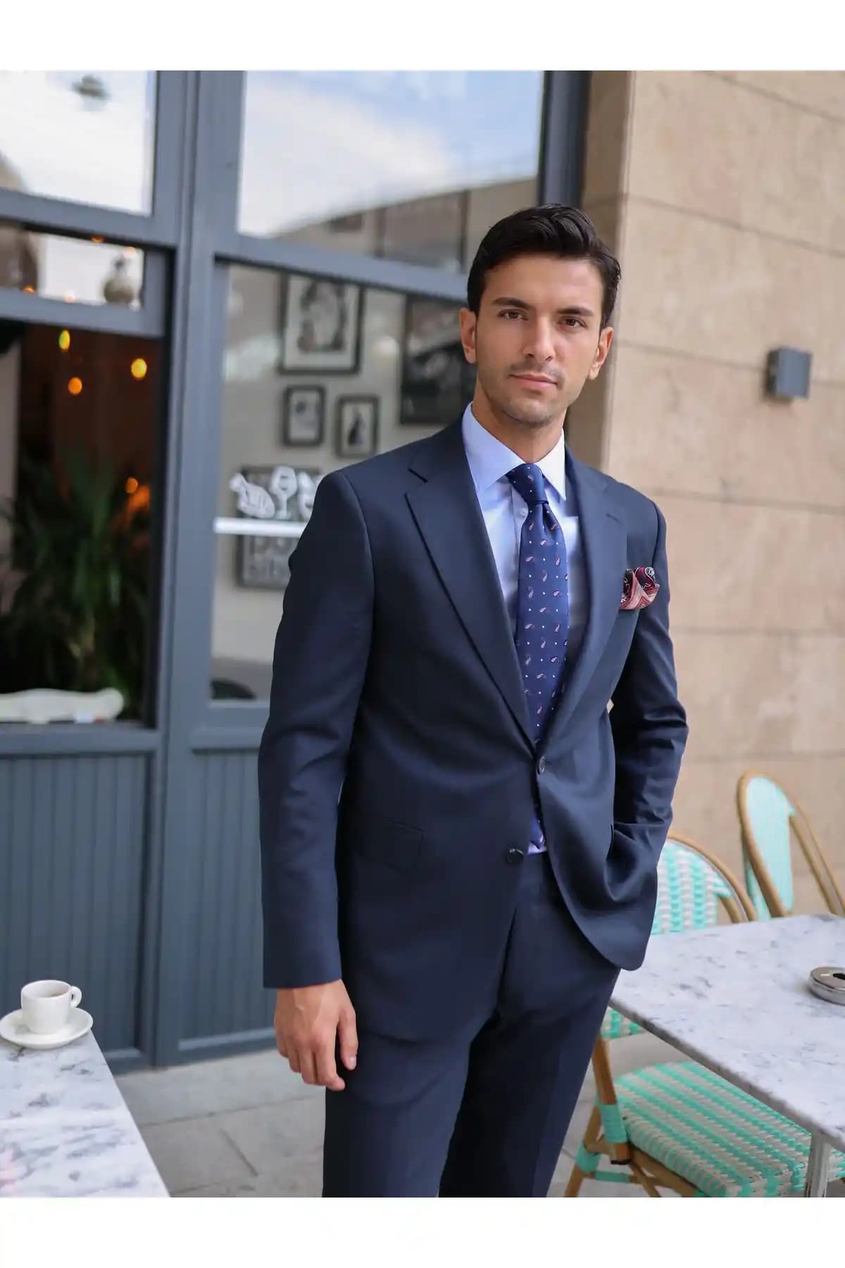 Lacivert Takım Elbise: Zamansız Şıklık ve Modern Moda Trendleri
