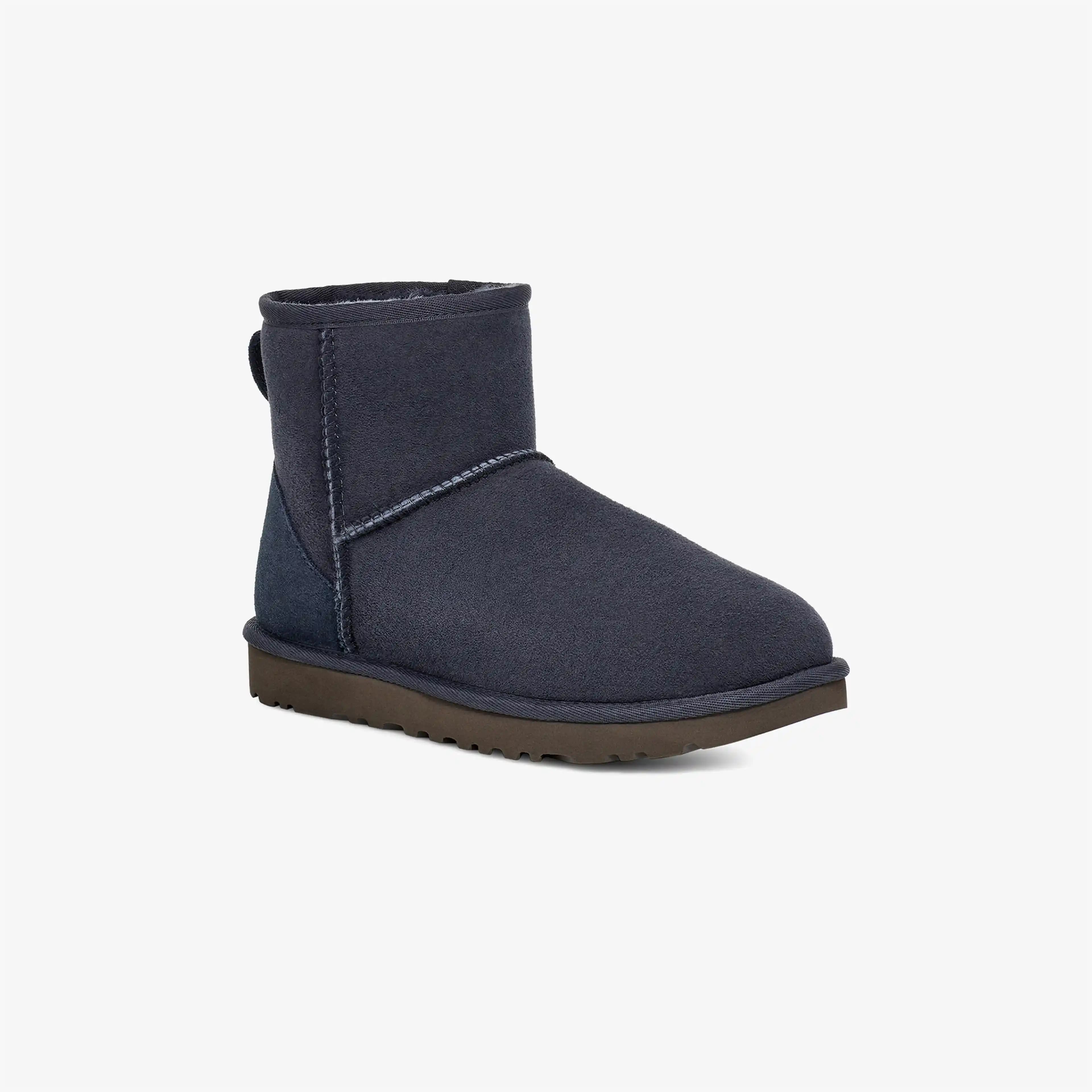 Lacivert Ugg Ayakkabılar: Moda Dünyasında Rahatlık ve Şıklığın Buluşması