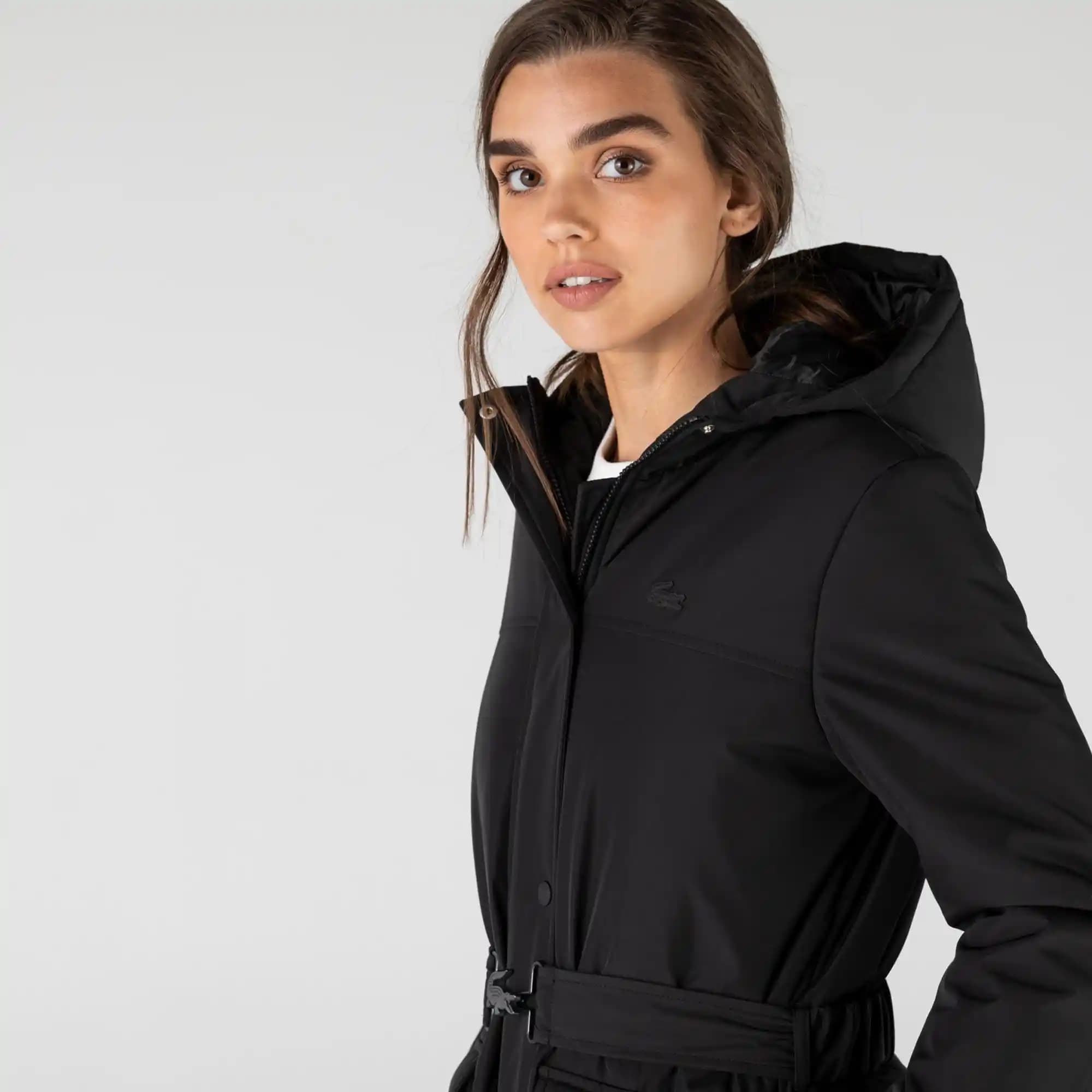 Lacoste Bayan Kabanlar: Şıklık ve Fonksiyonelliğin Modern Buluşması