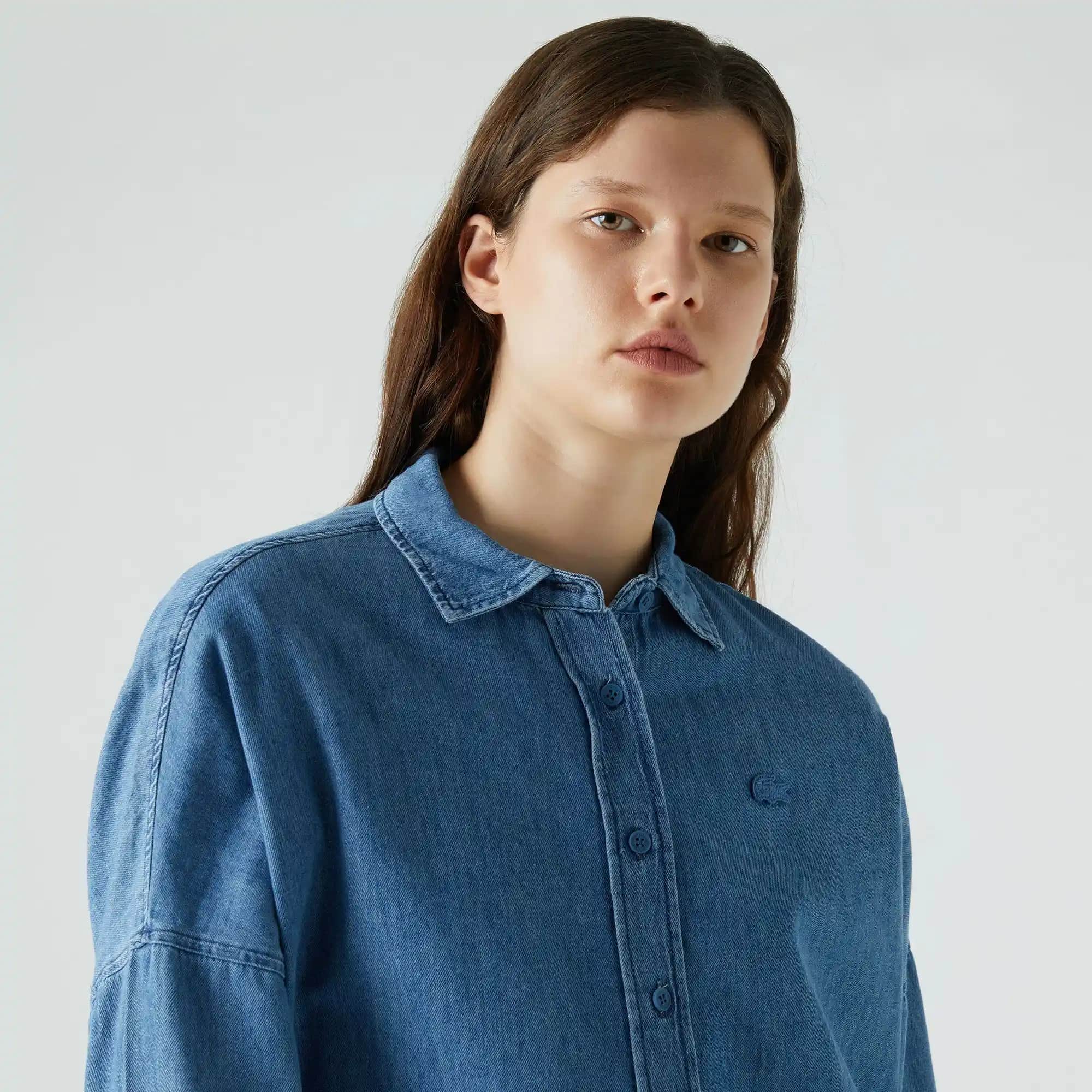 Lacoste Denim Gömlek: Şıklık ve Rahatlığı Bir Arada Sunan Zamansız Moda Parçası