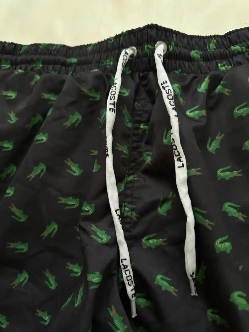 Lacoste Deniz Şortu ve Timsah Logosu: Moda Dünyasında İkonik Bir Sembol ve Güncel Trendler