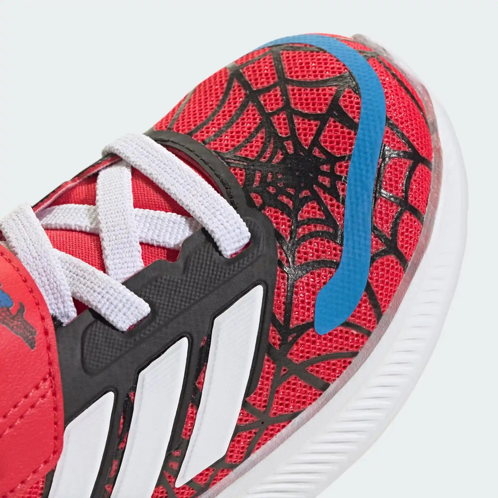 Marvel ve Moda Dünyasında Adidas'ın Spiderman Temalı Spor Ayakkabıları Analizi