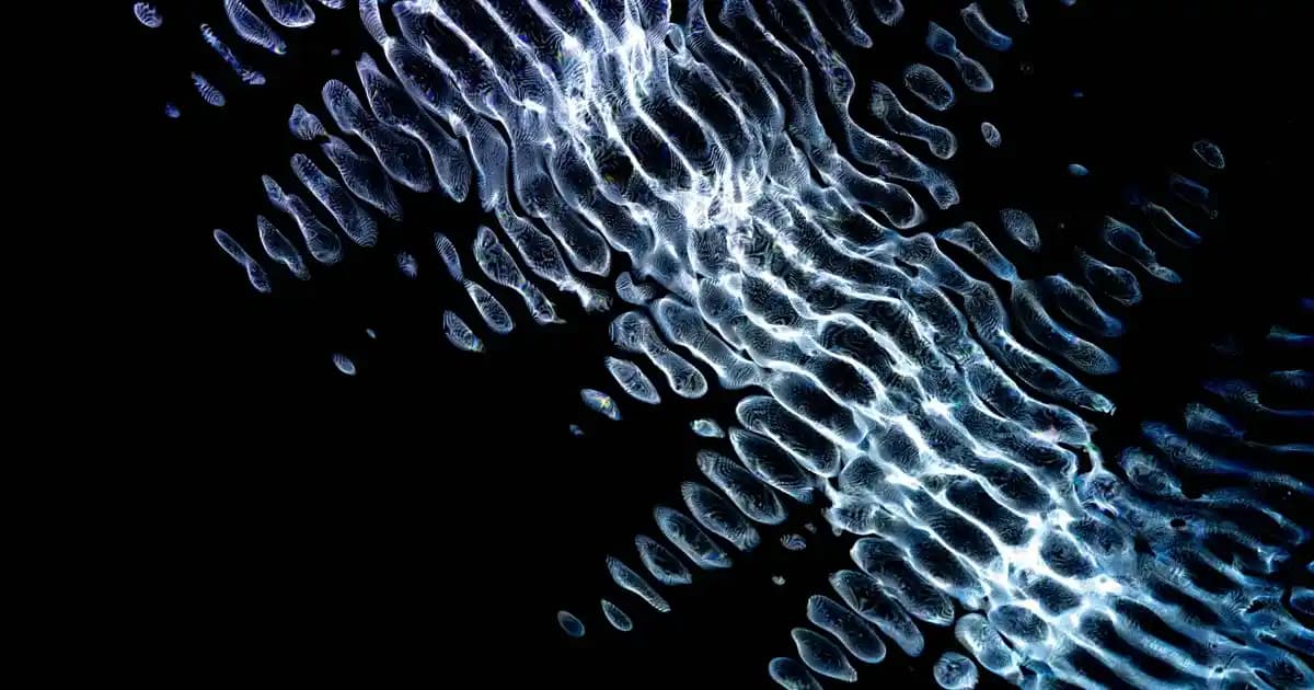 Mavi Gömlek Modada Zamansız ve Çok Yönlü Bir Parça Olarak Güncel Trendler