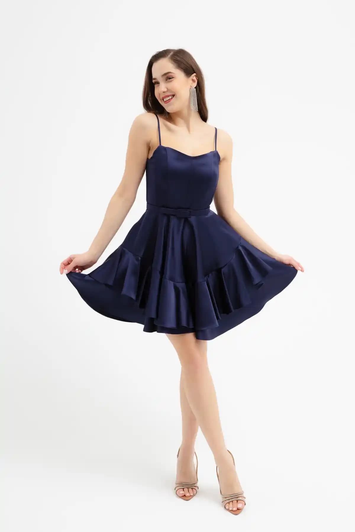 Mezuniyet İçin Kısa Elbise Seçimi: Moda Trendleri ve Stil İpuçları