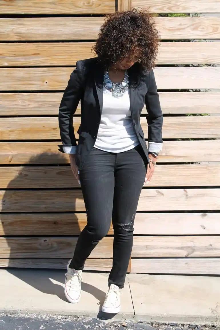 Moda Dünyasında Blazer ve Converse ile Şıklık ve Konforun Modern Buluşması