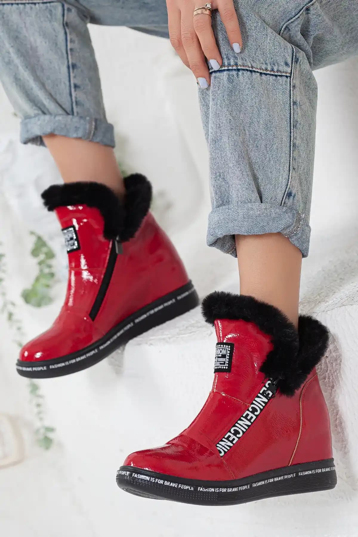 Moda Dünyasında Botlar: Şıklık ve Fonksiyonelliğin Güncel Trendleri ve Sürdürülebilirlik Yaklaşımları