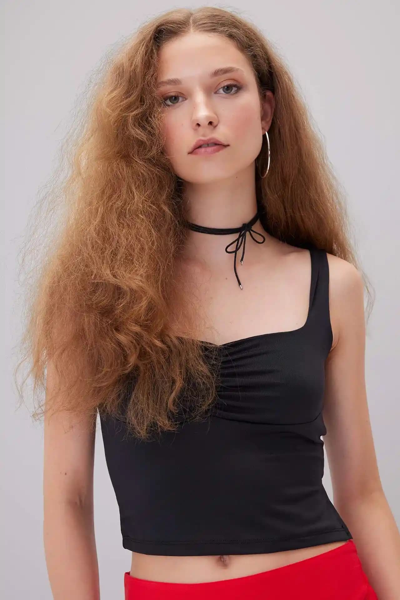 Moda Dünyasında Fit Kalıp ile Vücut Hatlarına Uygun Tasarımın Önemi ve Seçimi