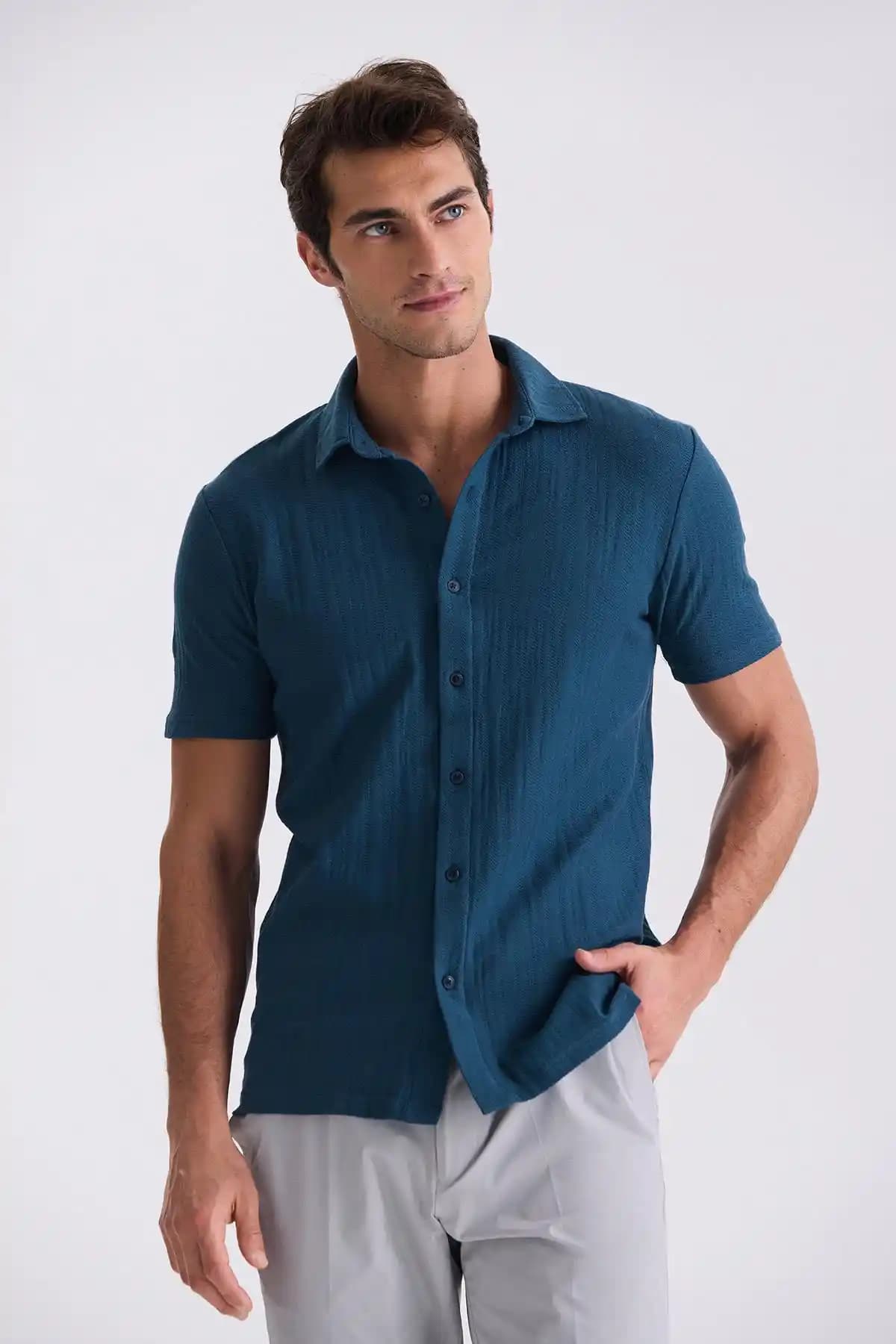 Moda Dünyasında Gömlek ve T-shirt: Şıklık ve Rahatlığın Modern Buluşması