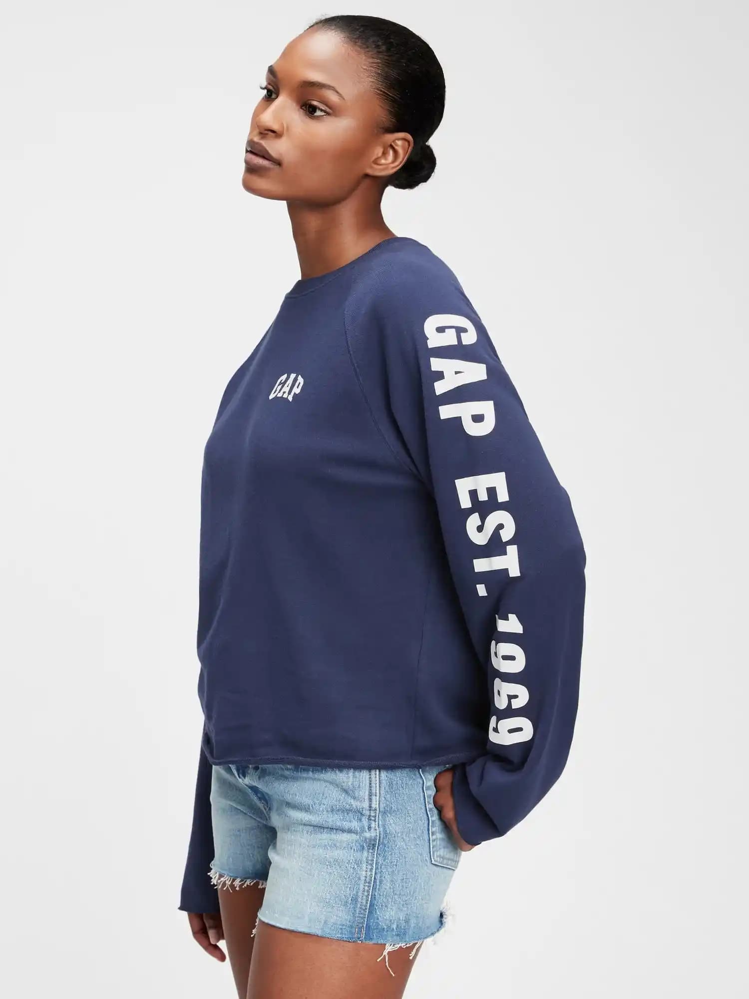 Moda Dünyasında Renk ve Tarzın Gücü: Gap Mavi Sweatshirt ile Modern Şıklık Rehberi