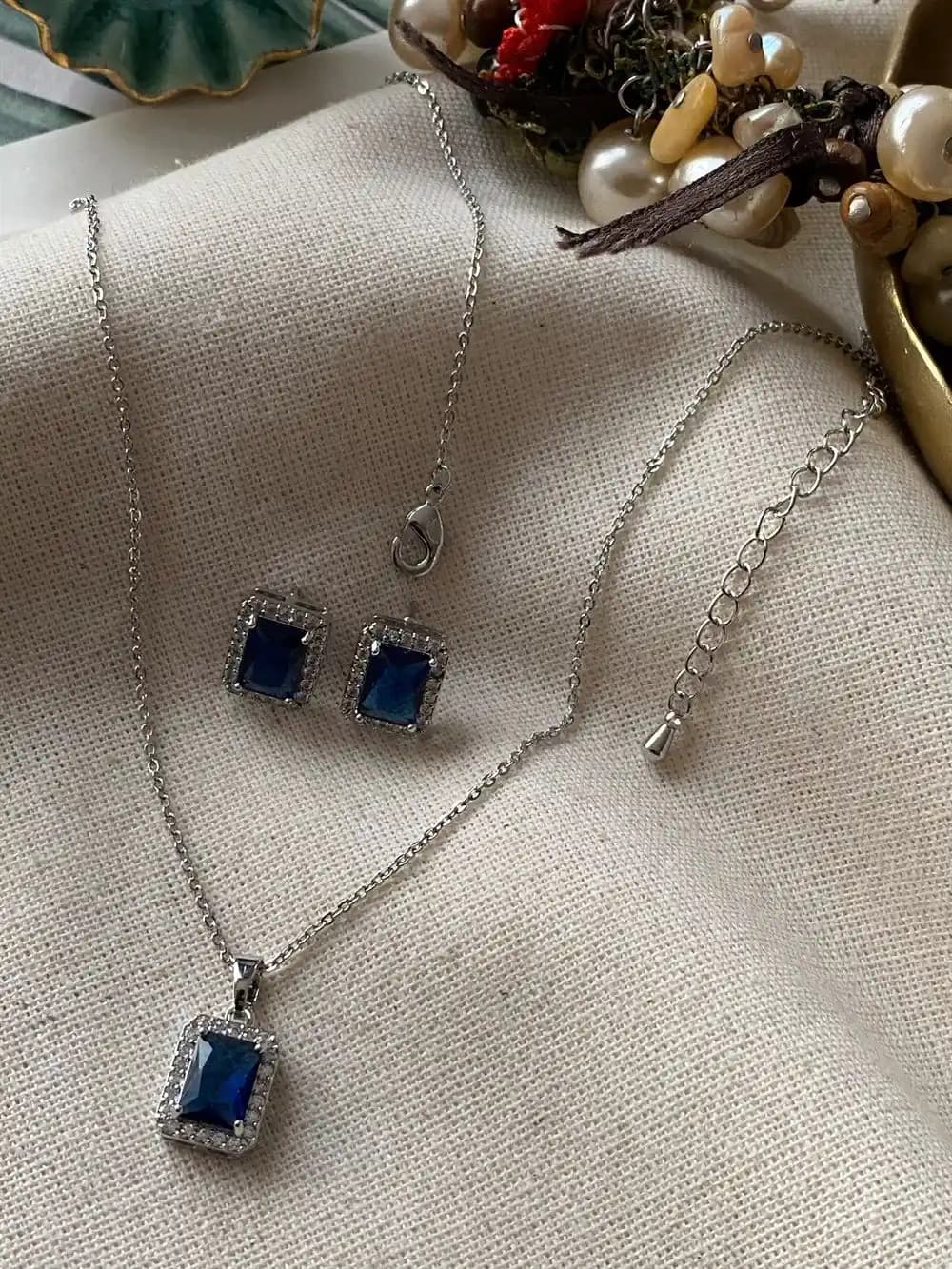 Moda Dünyasında Şıklığın Tamamlayıcısı: Çeşitli Tarzlara Uygun Kolye Setleri ve Stil İpuçları