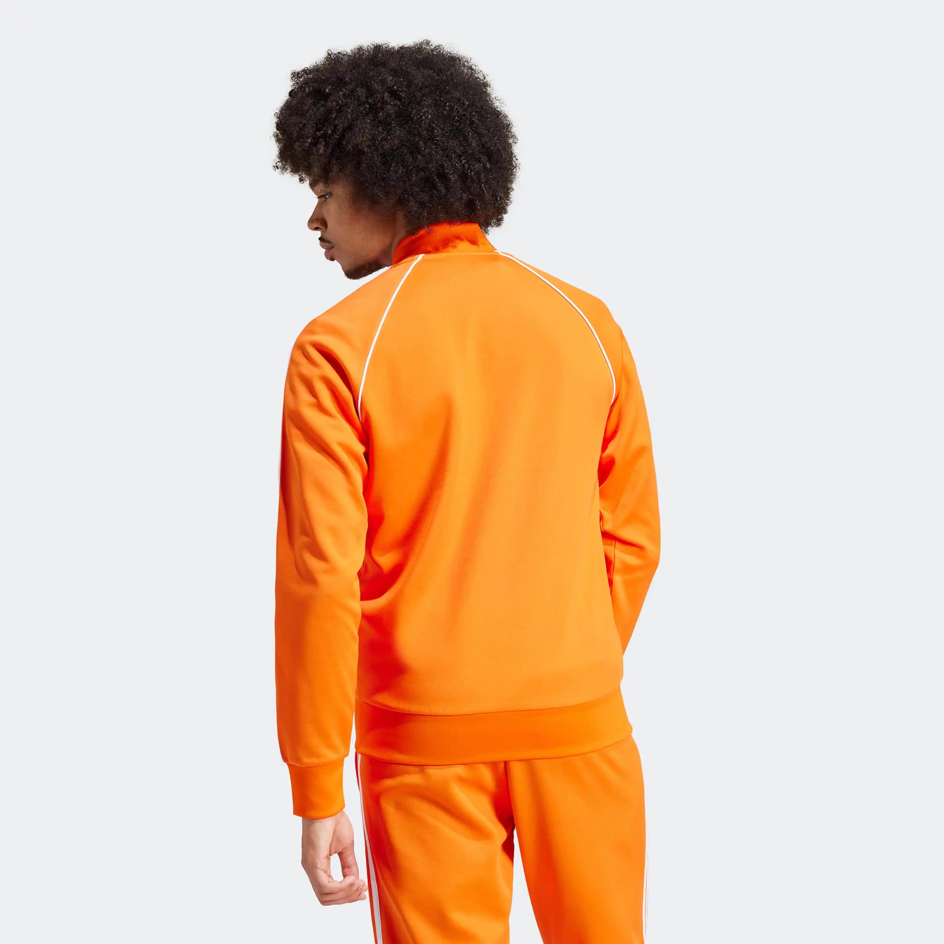 Moda Dünyasında Turuncu Rengin Yeri ve Adidas ile Buluşması Analizi