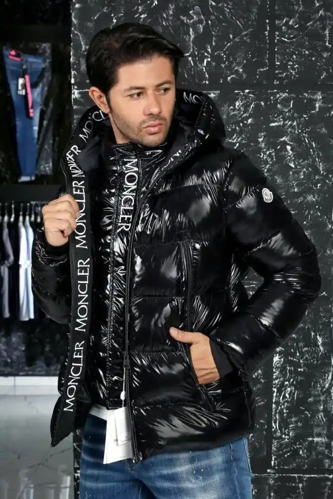 Moncler Erkek Montları: Şıklık ve Fonksiyonelliğin Modern Buluşması