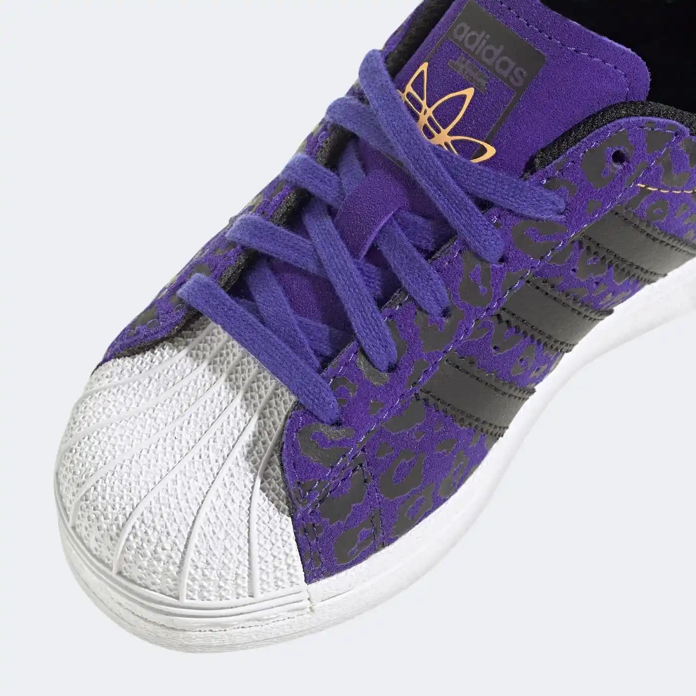 Mor Adidas Süperstar: Moda ve Tarzın Gücüyle Kendine Özgü Stil Yaratma Rehberi