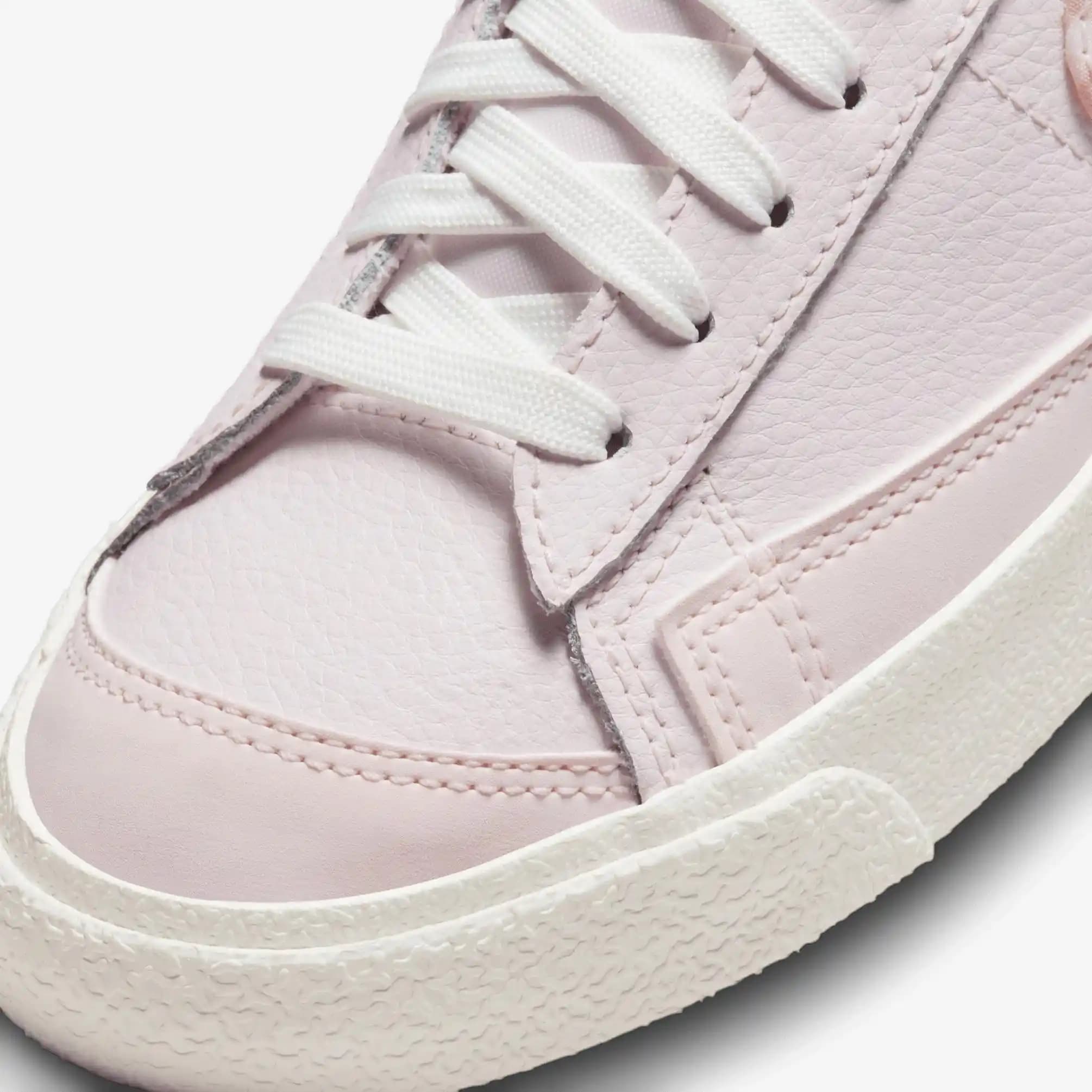 Pembe blazer ve Nike işbirliğiyle modern ve şık kombinasyonlar oluşturmanın yolları