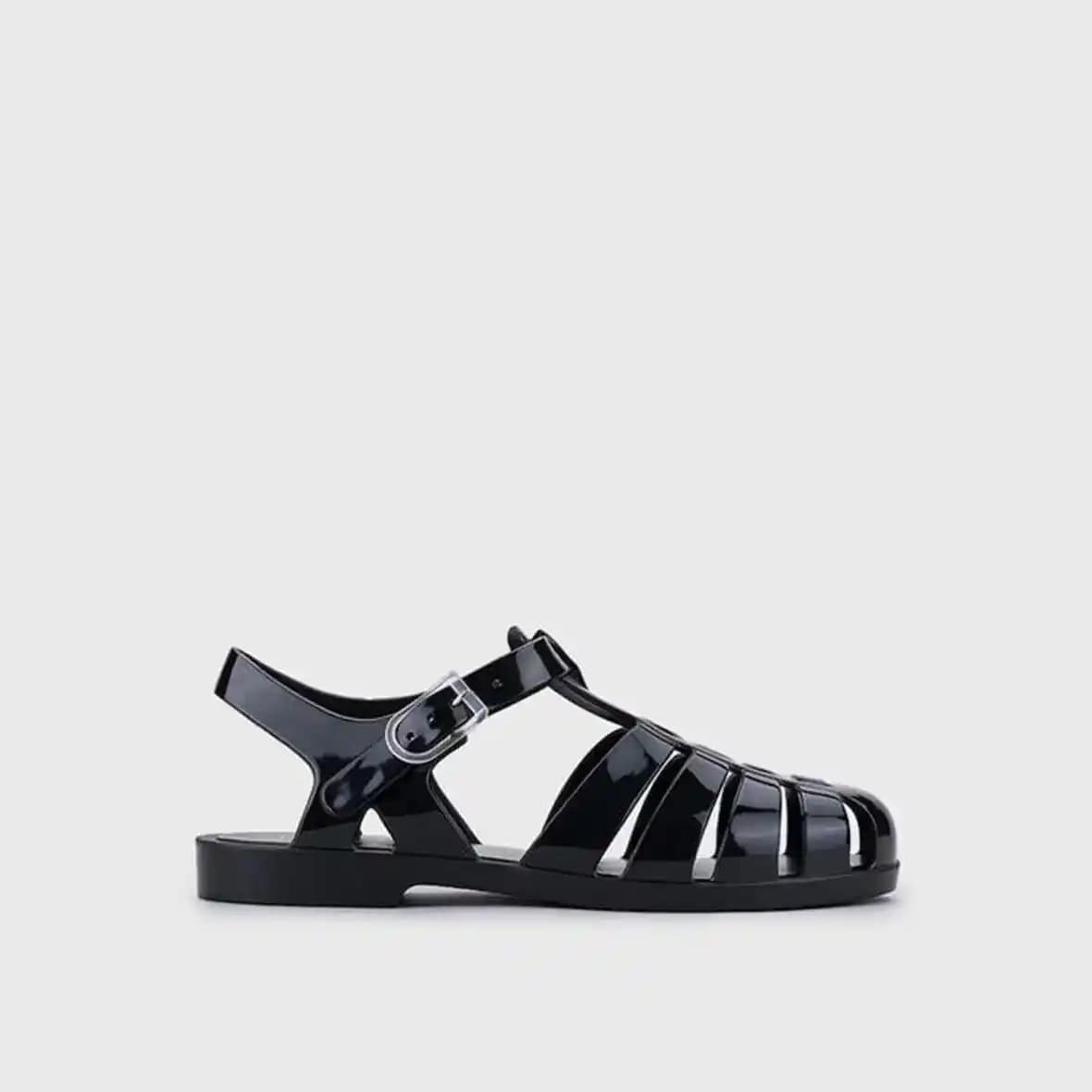 Siyah Sandaletler Moda Dünyasında Zamansız Şıklığın En Güçlü Simgesi